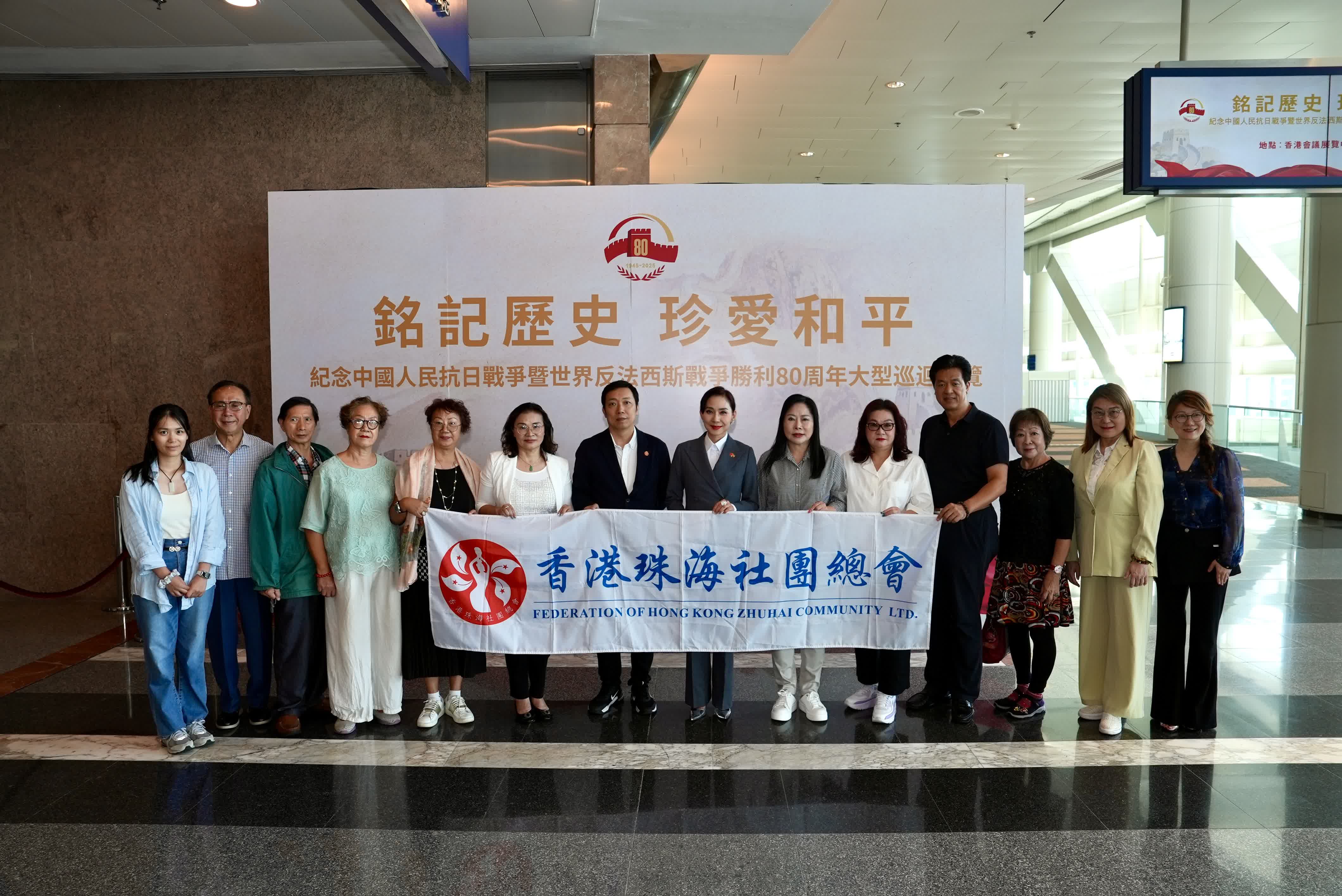 鄺美雲帶香港珠海社團總會一行來參觀。（大公文匯全媒體記者攝）