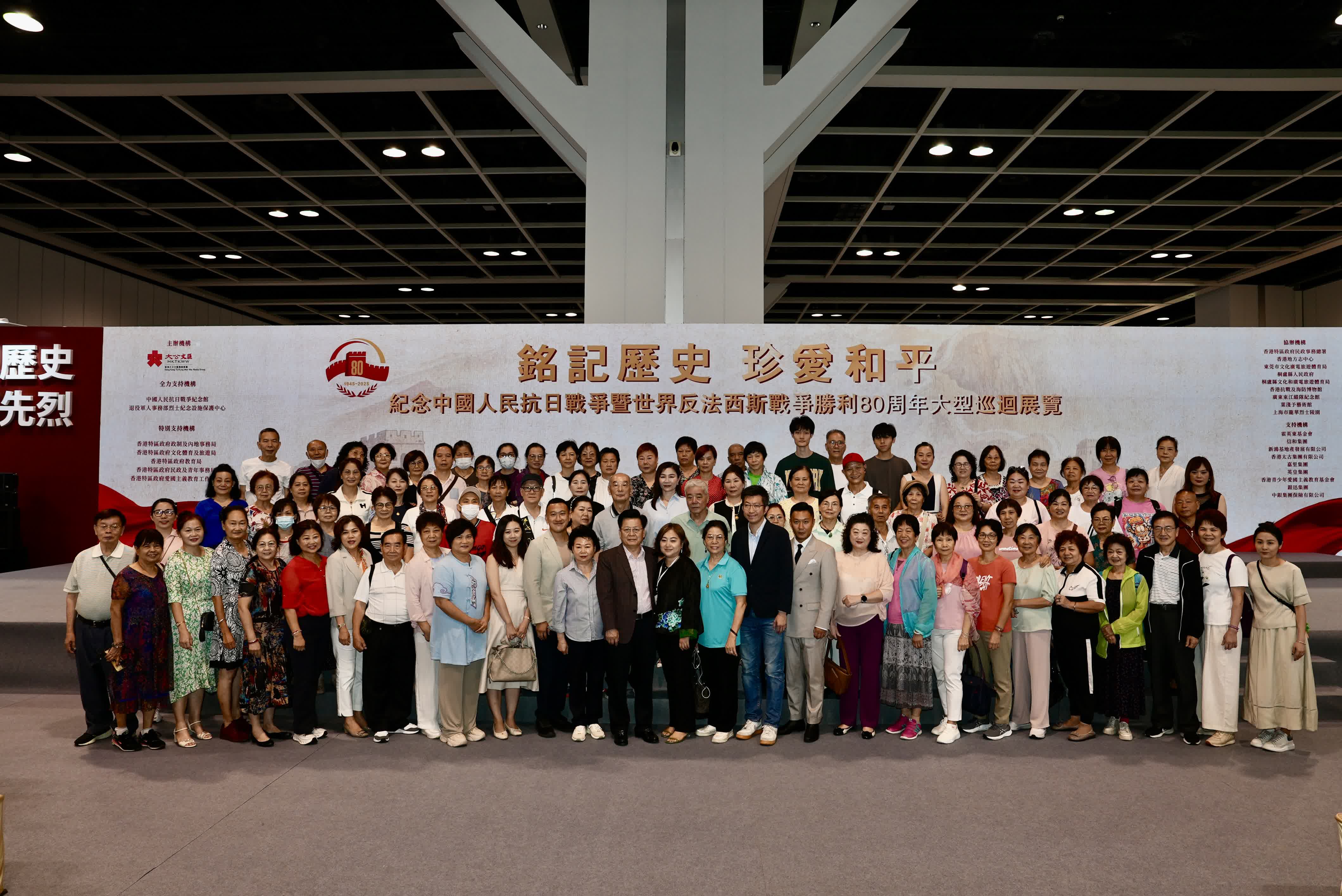 香港海南社圈總會一行參觀展覽。 香港海南社圈總會一行參觀展覽。