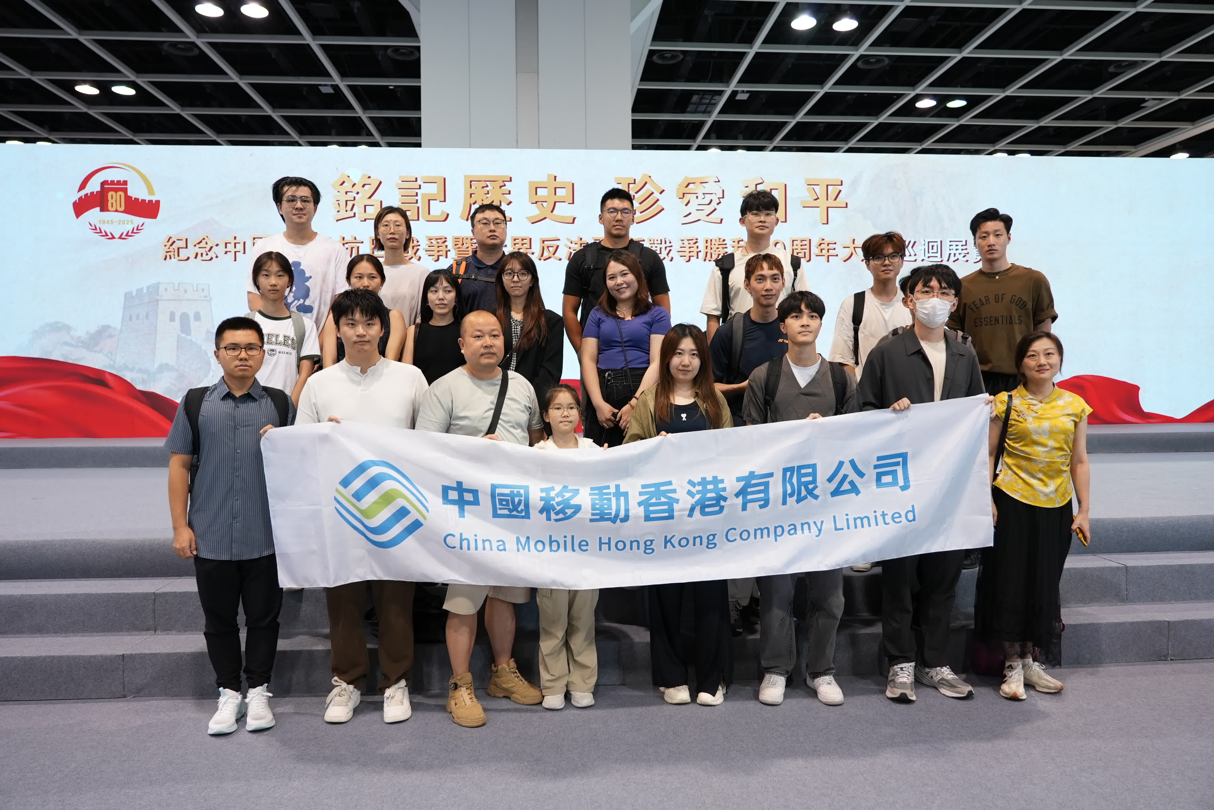 中國移動一行參觀展覽。 中國移動一行參觀展覽。