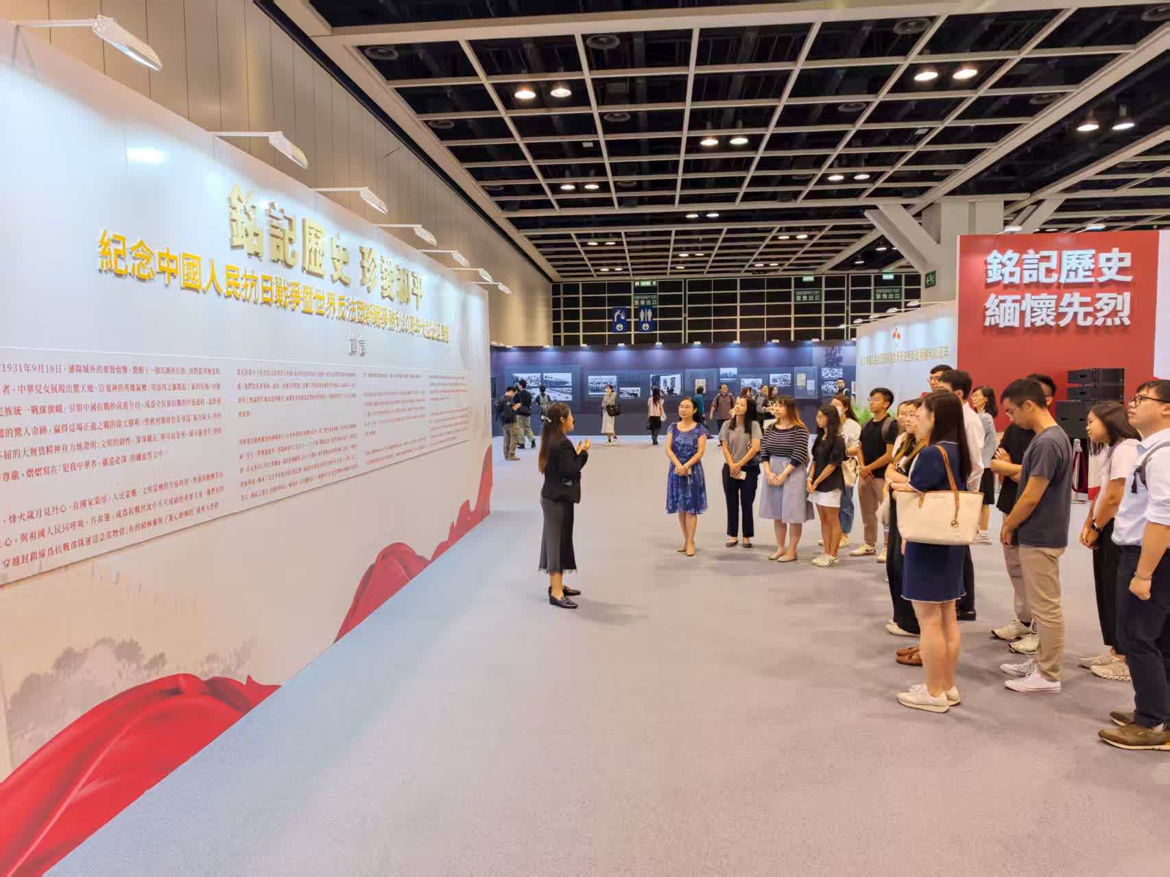 勞工及福利局常任秘書長劉焱一行參觀展覽。（大公文匯全媒體記者 攝）