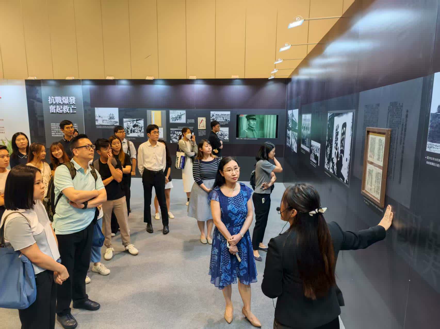 勞工及福利局常任秘書長劉焱一行參觀展覽。（大公文匯全媒體記者 攝）