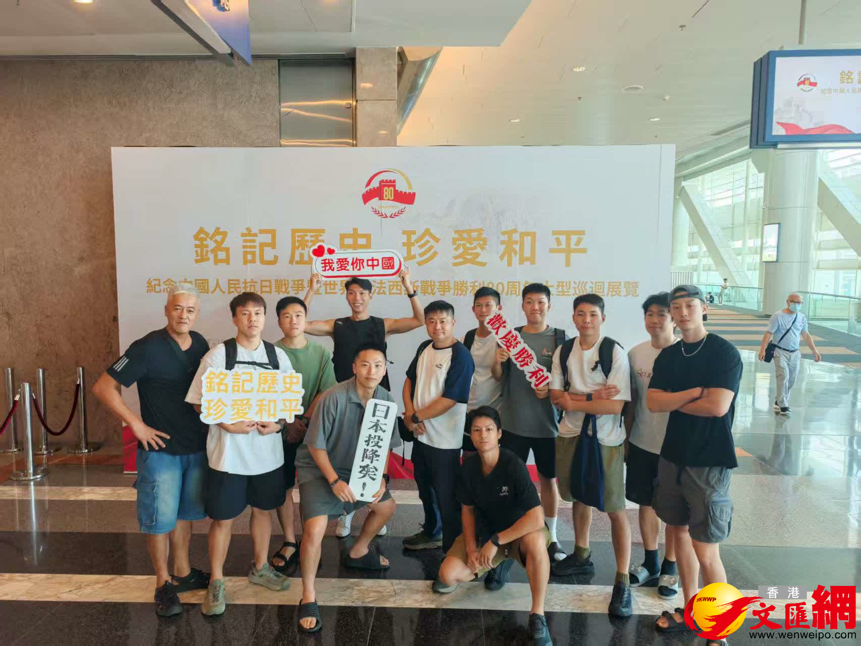 市民觀展合影。