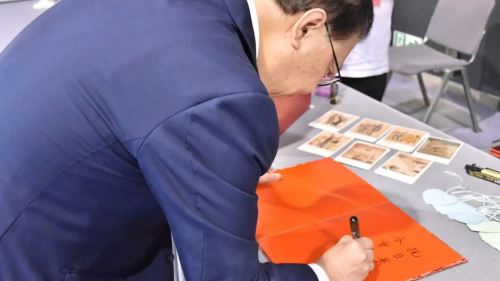 圖集｜譚耀宗參觀巡迴展覽並留言「抗日英雄 永垂不朽」