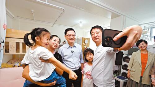 特首落區│李家超訪觀塘區探住戶聽民意　盼改善基層生活質素