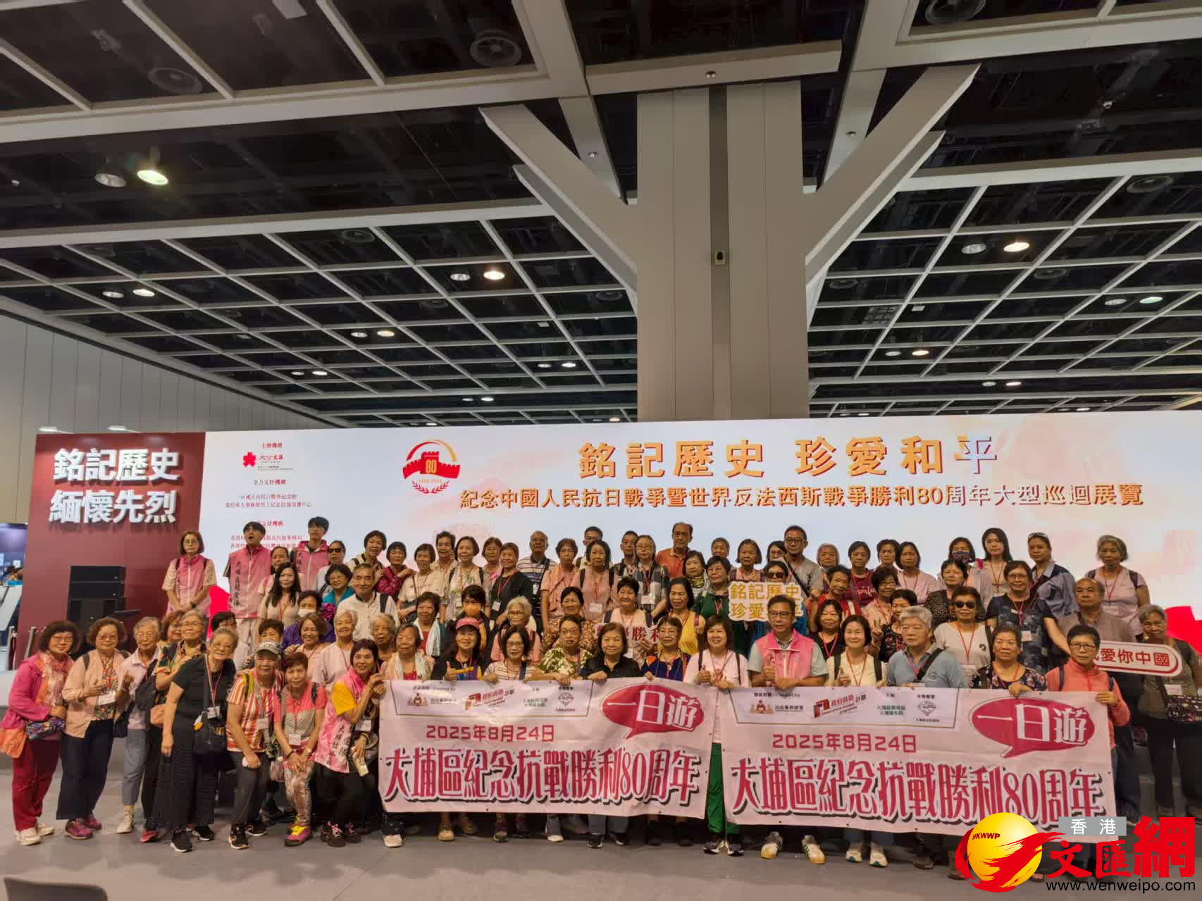 大埔區關愛隊組織當區市民前來參觀展覽。 大埔區關愛隊組織當區市民前來參觀展覽。