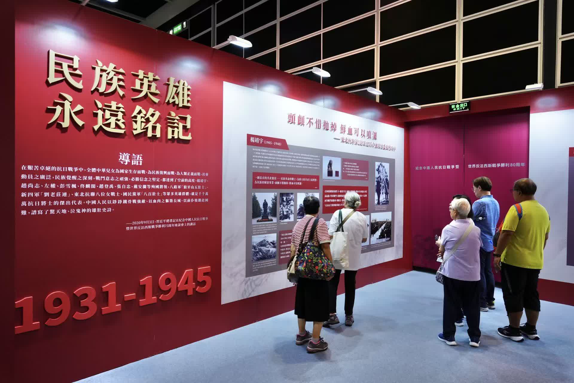 市民觀展。 市民觀展。