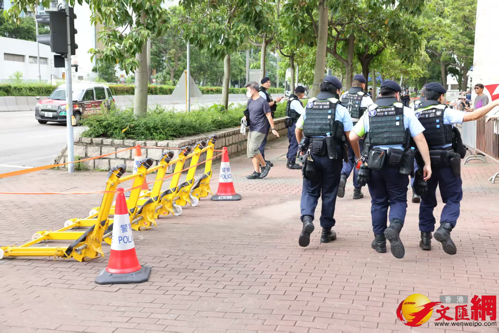 黎智英案結案陳詞今日進入第7日。圖為法院外現場。香港文匯報記者劉友光 攝
