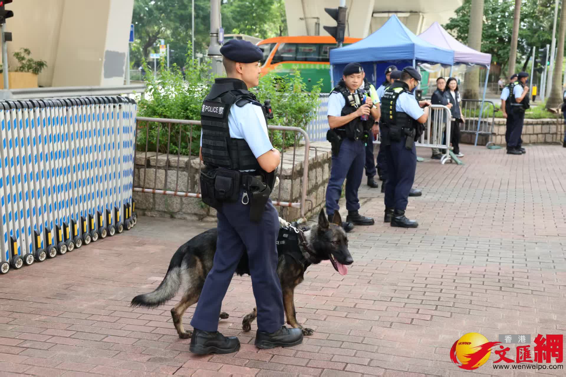 黎智英案結案陳詞今日進入第7日。圖為法院外現場。香港文匯報記者劉友光 攝