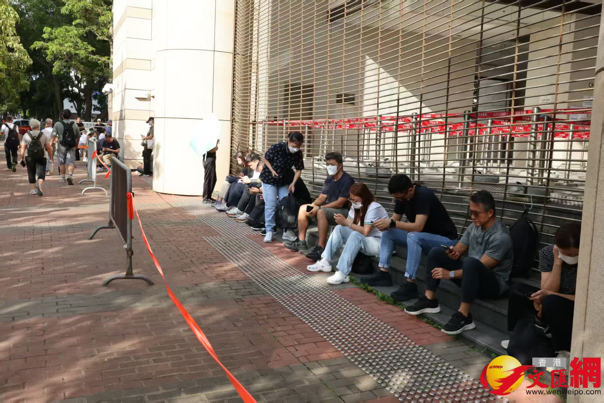 黎智英案結案陳詞今日進入第7日。圖為法院外現場。香港文匯報記者劉友光 攝