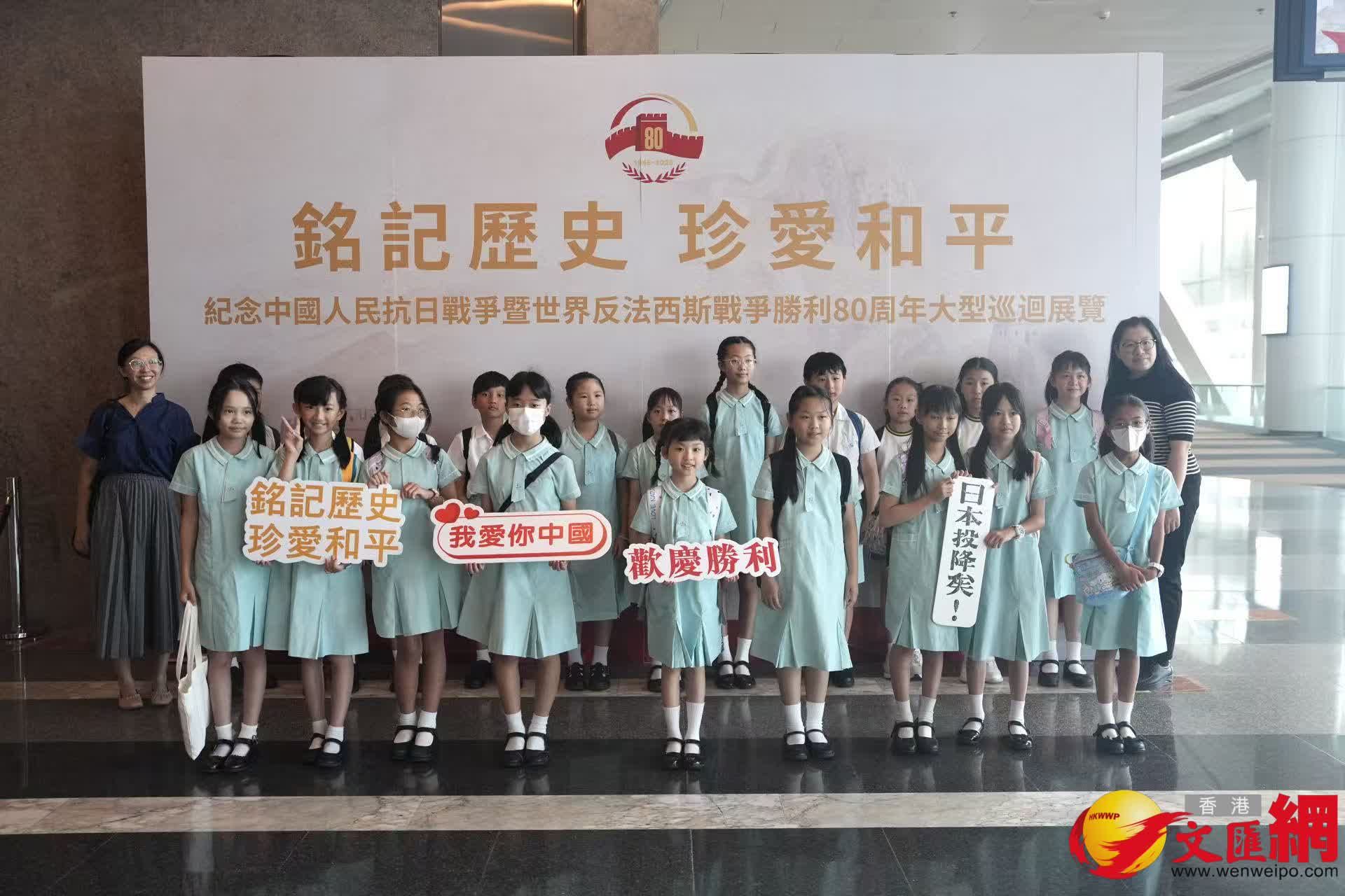 海怡寶血小學參觀展覽並合影。 海怡寶血小學參觀展覽並合影。