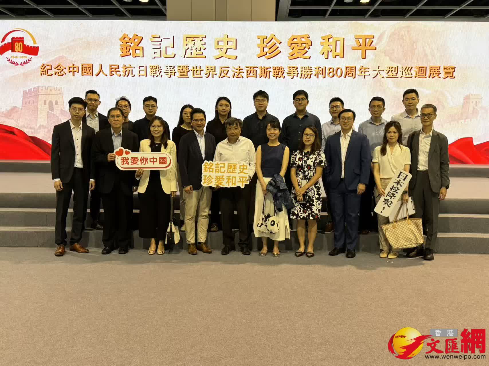 創新科技署參觀展覽並合影。 創新科技署參觀展覽並合影。