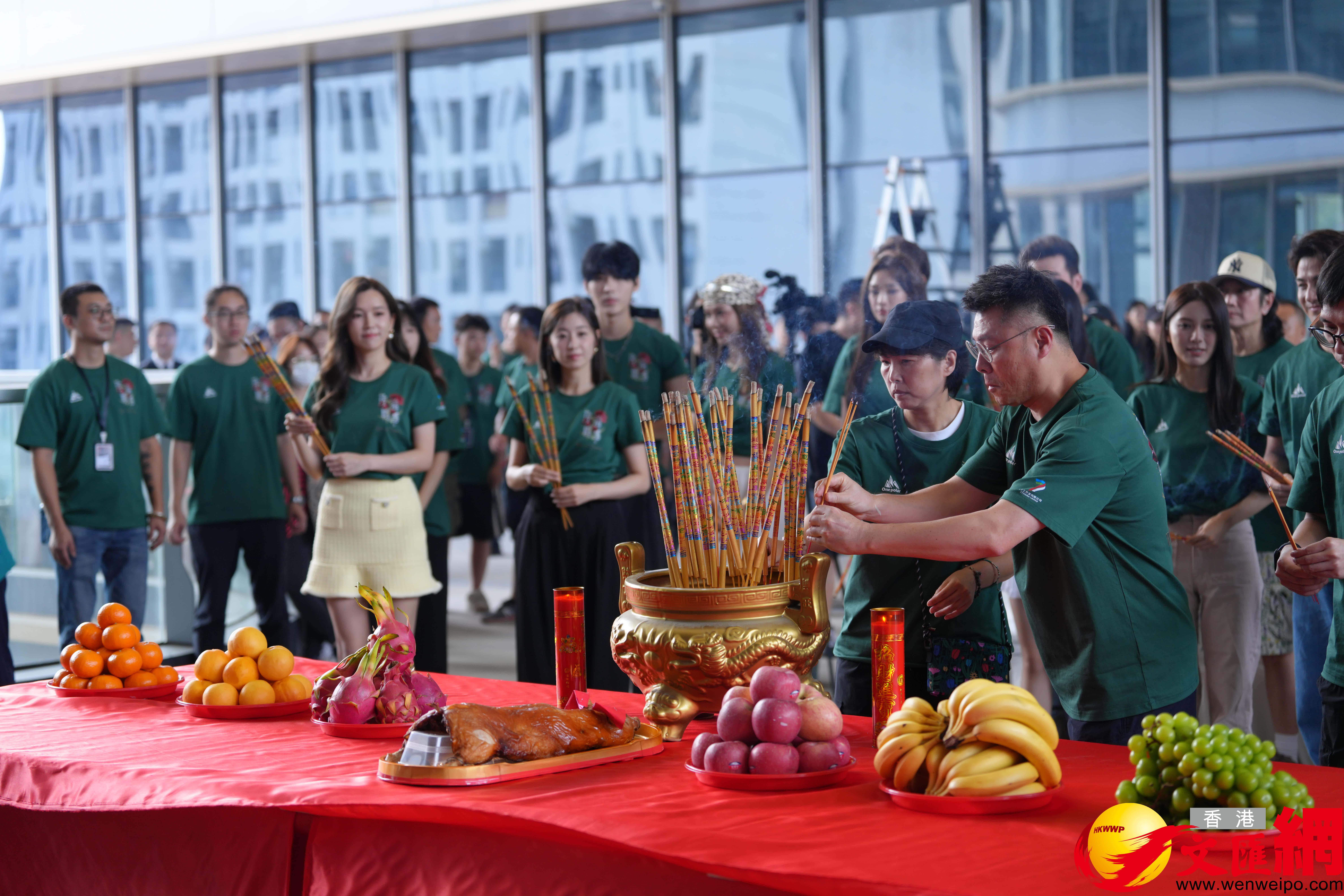 由騰訊視頻及TVB聯合出品的劇集《玫瑰戰爭》於2025年8月27日(周三)在深圳舉行開機儀式,一眾主要演員出席開機儀式。(香港文匯網記者黄宇威 攝) 由騰訊視頻及TVB聯合出品的劇集《玫瑰戰爭》於2025年8月27日(周三)在深圳舉行開機儀式,一眾主要演員出席開機儀式。(香港文匯網記者黄宇威 攝)