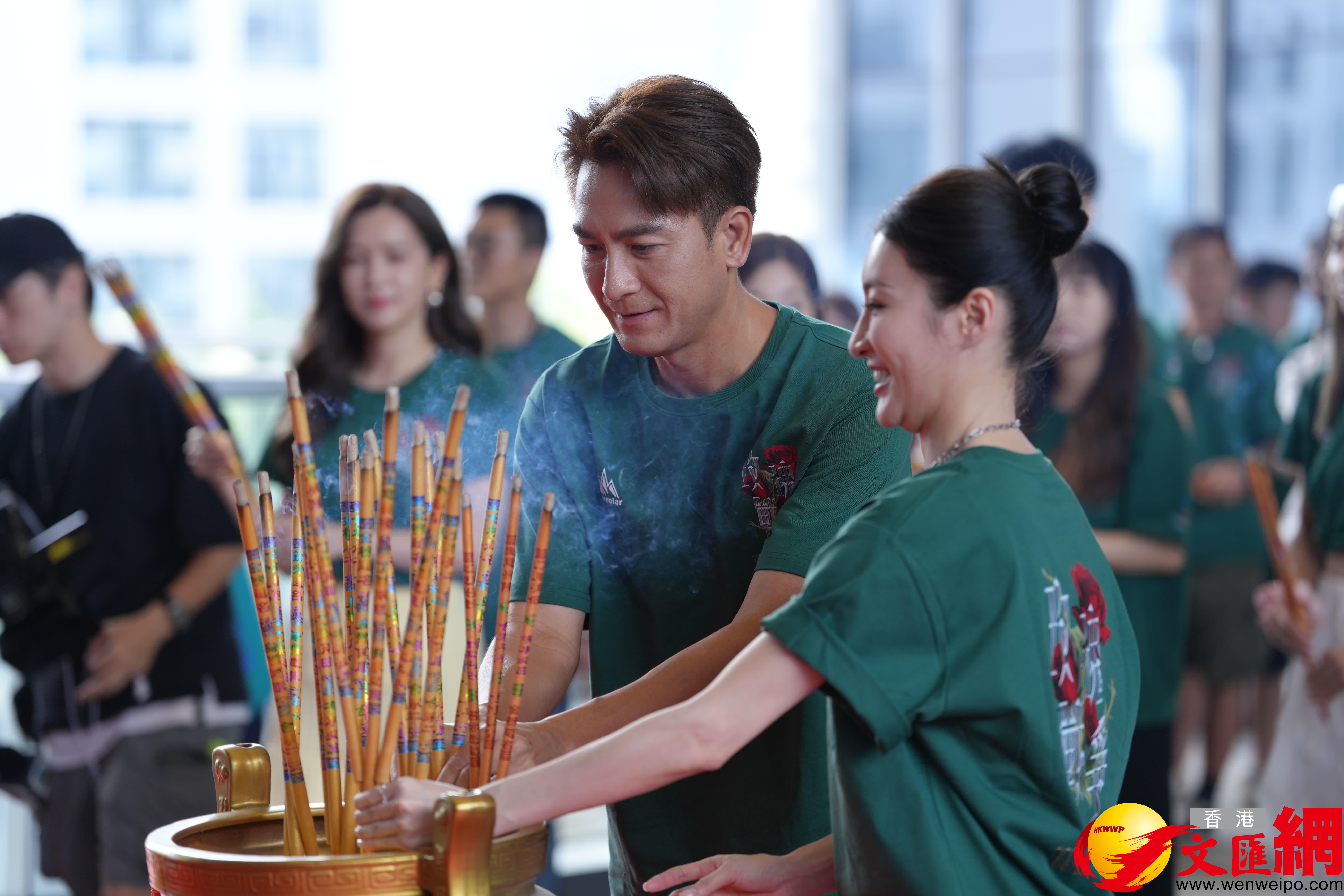 由騰訊視頻及TVB聯合出品的劇集《玫瑰戰爭》於2025年8月27日(周三)在深圳舉行開機儀式,一眾主要演員出席開機儀式。(香港文匯網記者黄宇威 攝) 由騰訊視頻及TVB聯合出品的劇集《玫瑰戰爭》於2025年8月27日(周三)在深圳舉行開機儀式,一眾主要演員出席開機儀式。(香港文匯網記者黄宇威 攝)