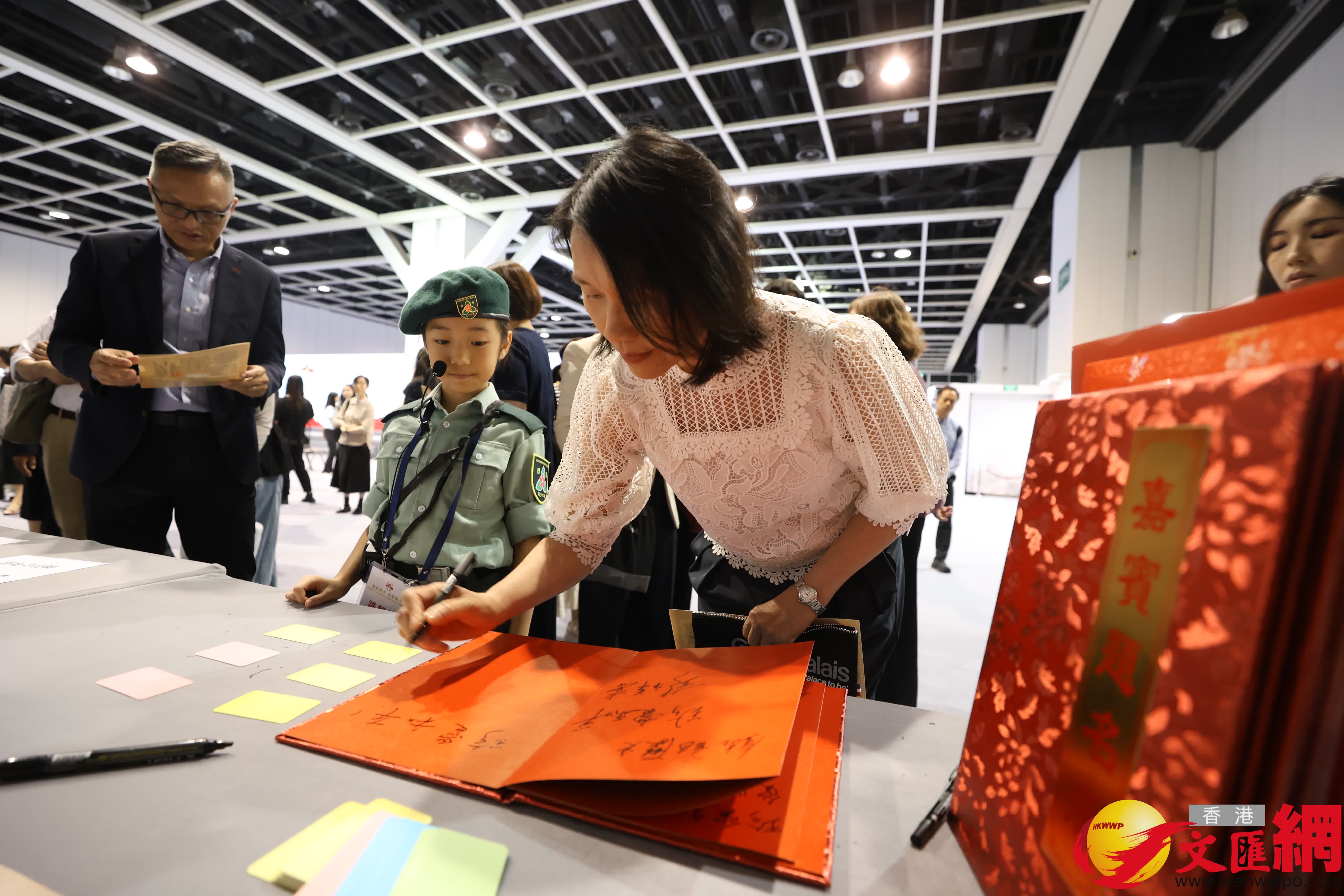 康文署署長陳詠雯女士在留言薄上留言。(文匯報記者 萬霜靈 攝) 康文署署長陳詠雯女士在留言薄上留言。(文匯報記者 萬霜靈 攝)