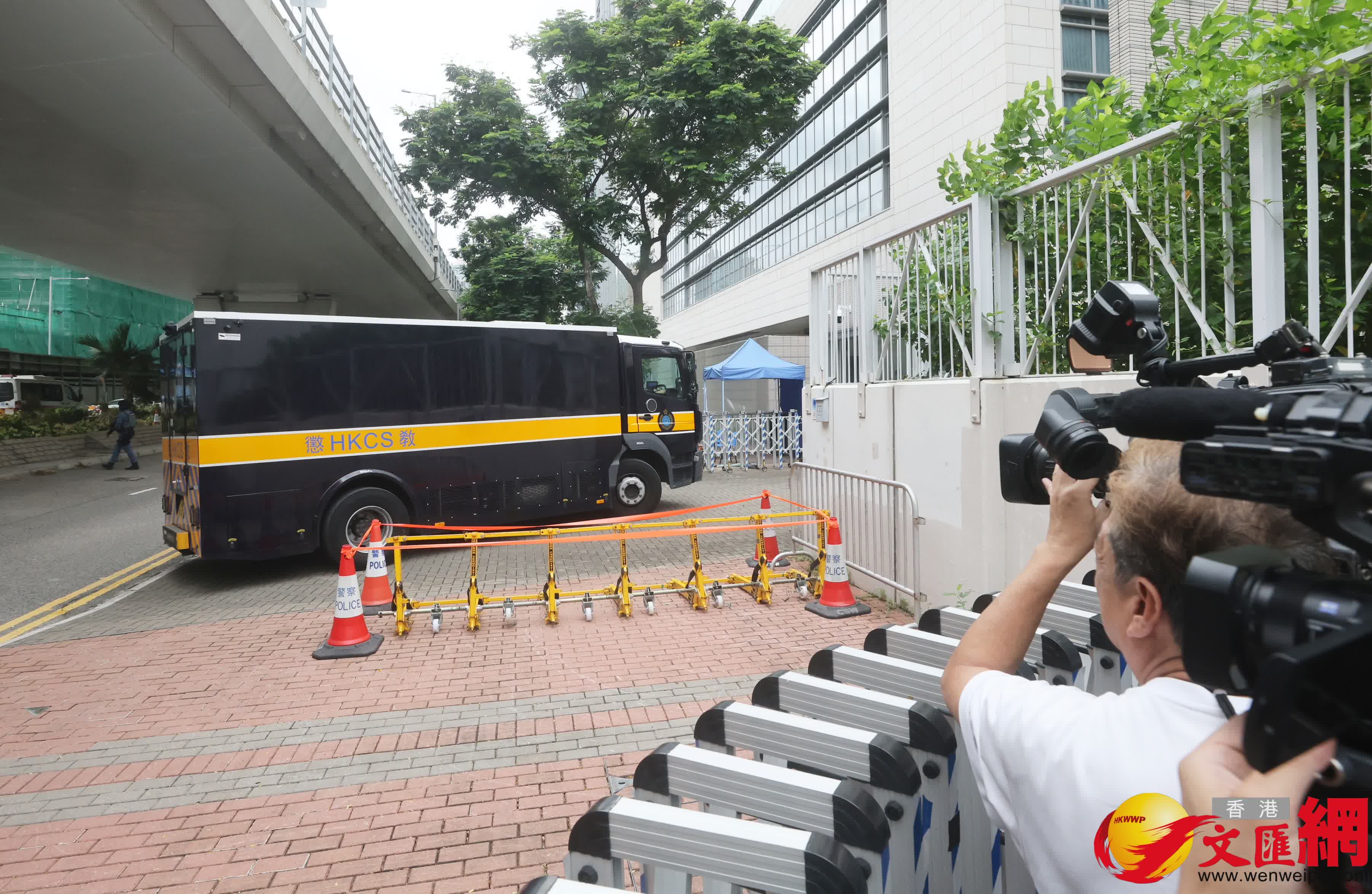囚車到達西九龍裁判法院。（香港文匯報記者郭木又攝）