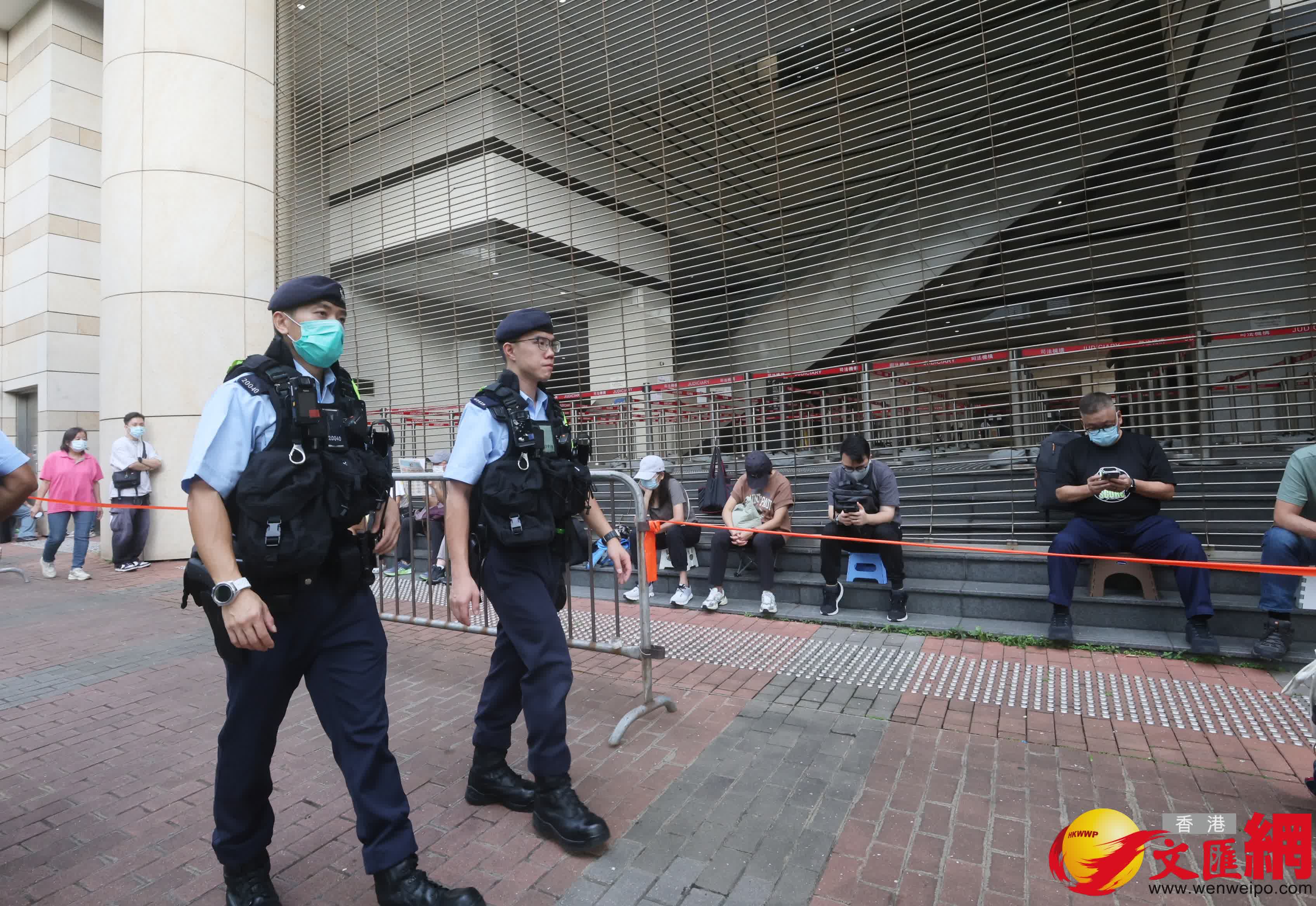 警方在法院外巡邏戒備。（香港文匯報記者郭木又攝）
