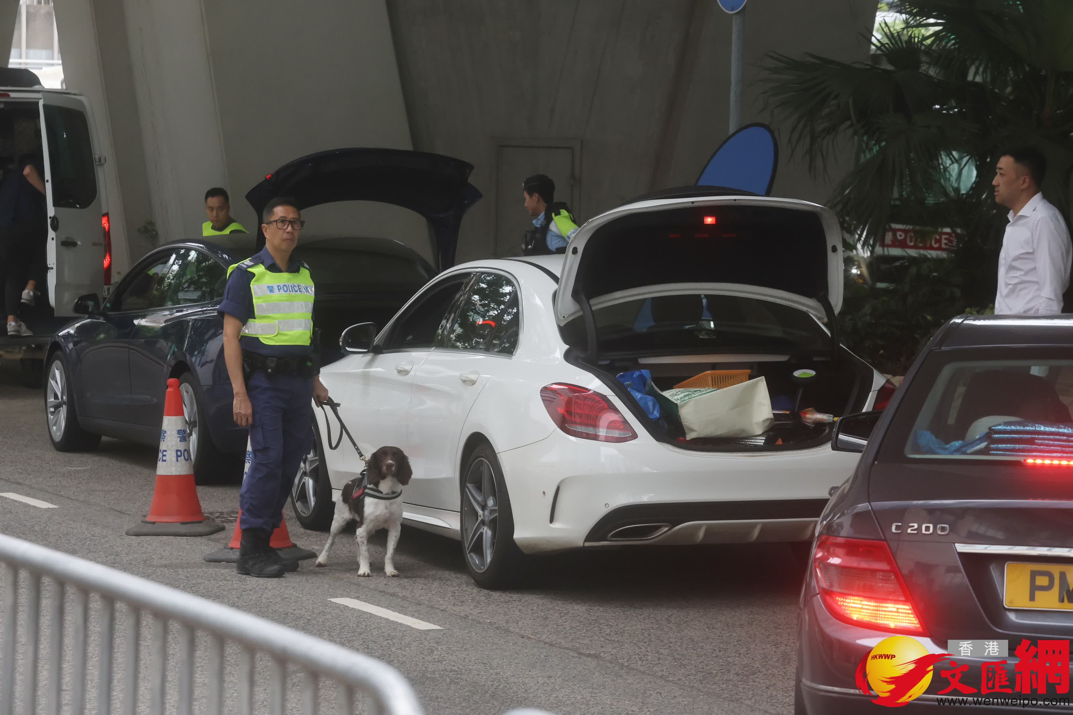 警方截查途經法院的車輛。（香港文匯報記者郭木又攝）