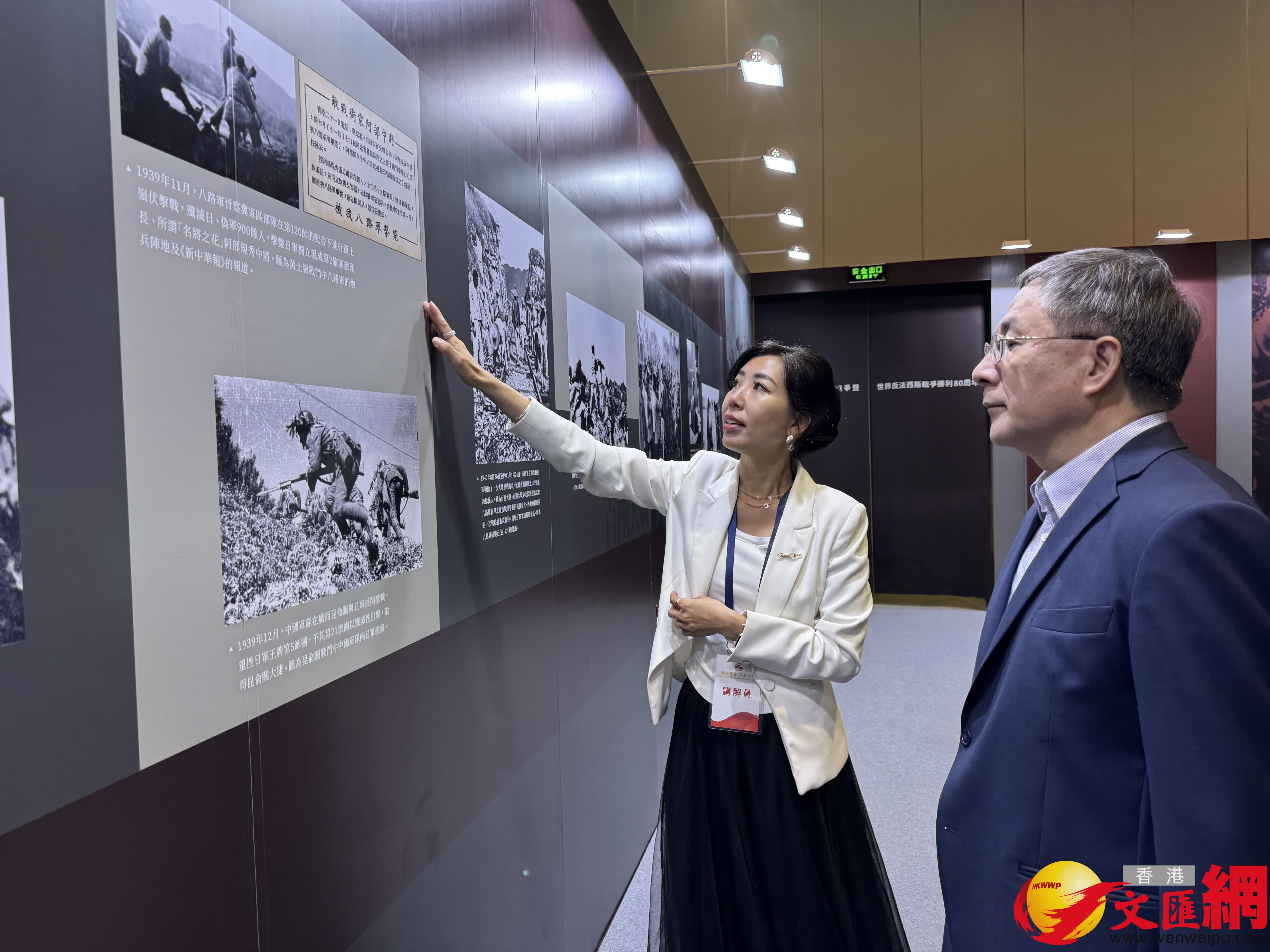 政務司副司長卓永興參觀展覽。（香港文匯報記者攝）
