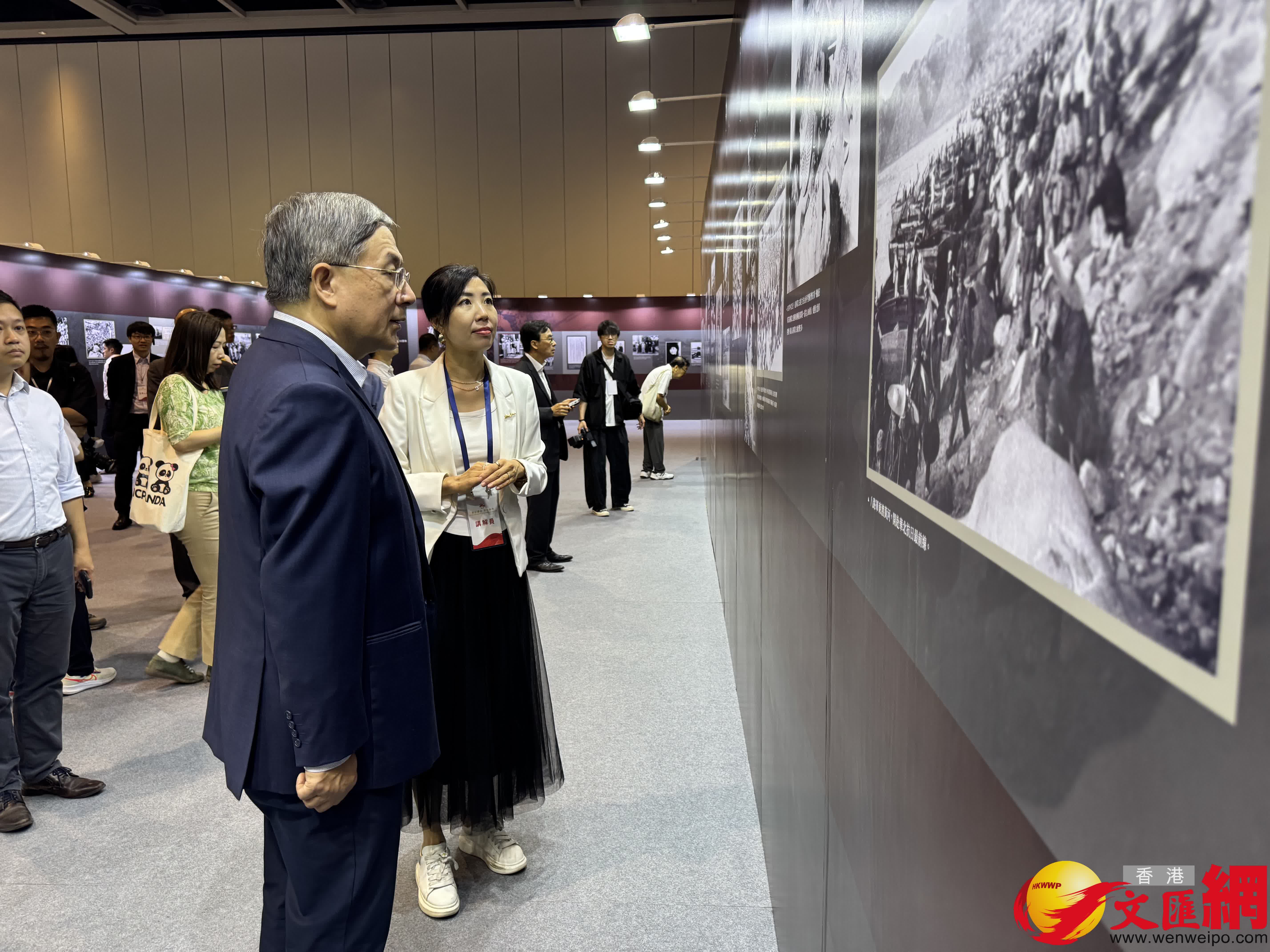 政務司副司長卓永興參觀展覽。（香港文匯報記者攝）