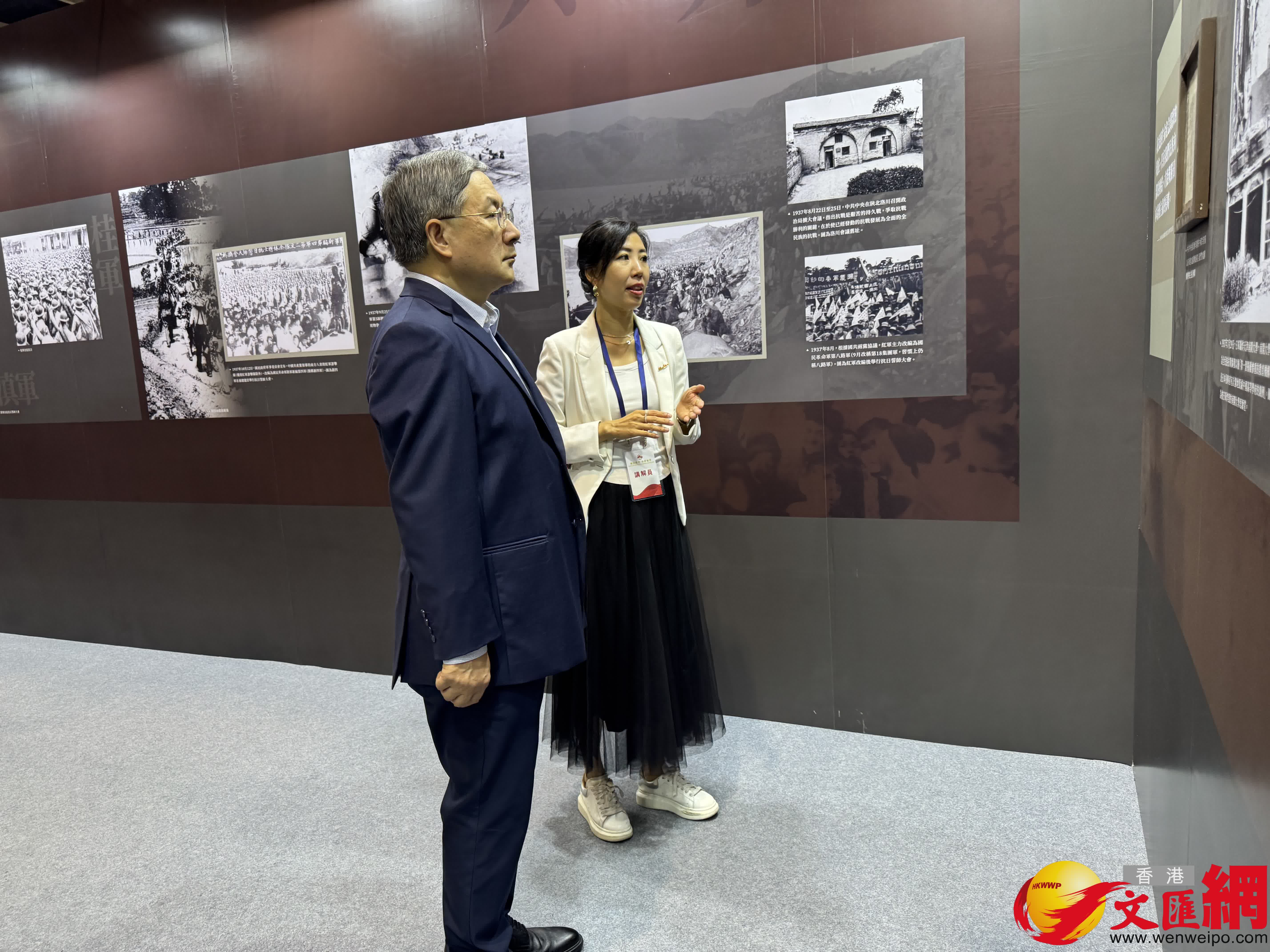 政務司副司長卓永興參觀展覽。（香港文匯報記者攝）