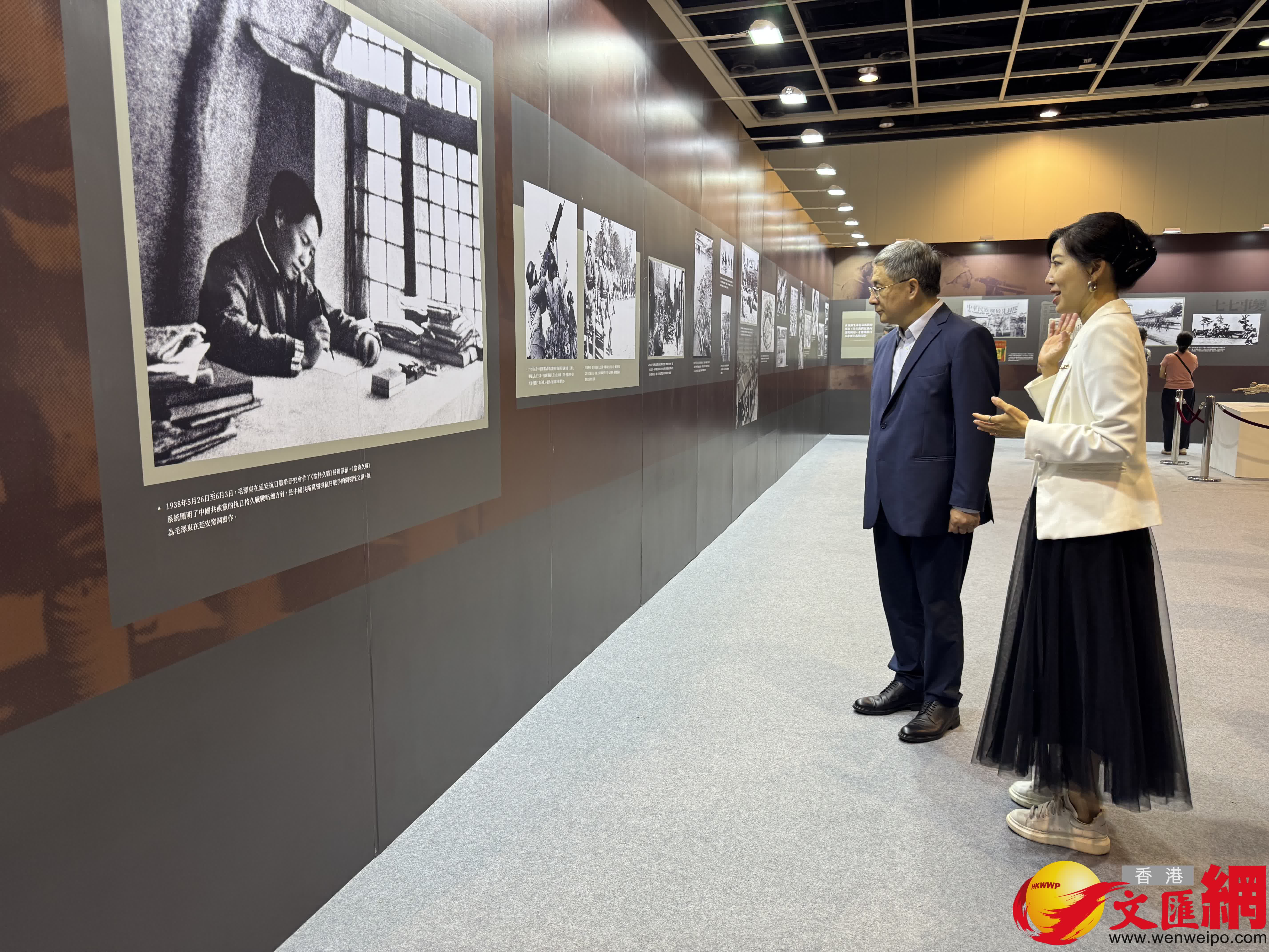 政務司副司長卓永興參觀展覽。（香港文匯報記者攝）