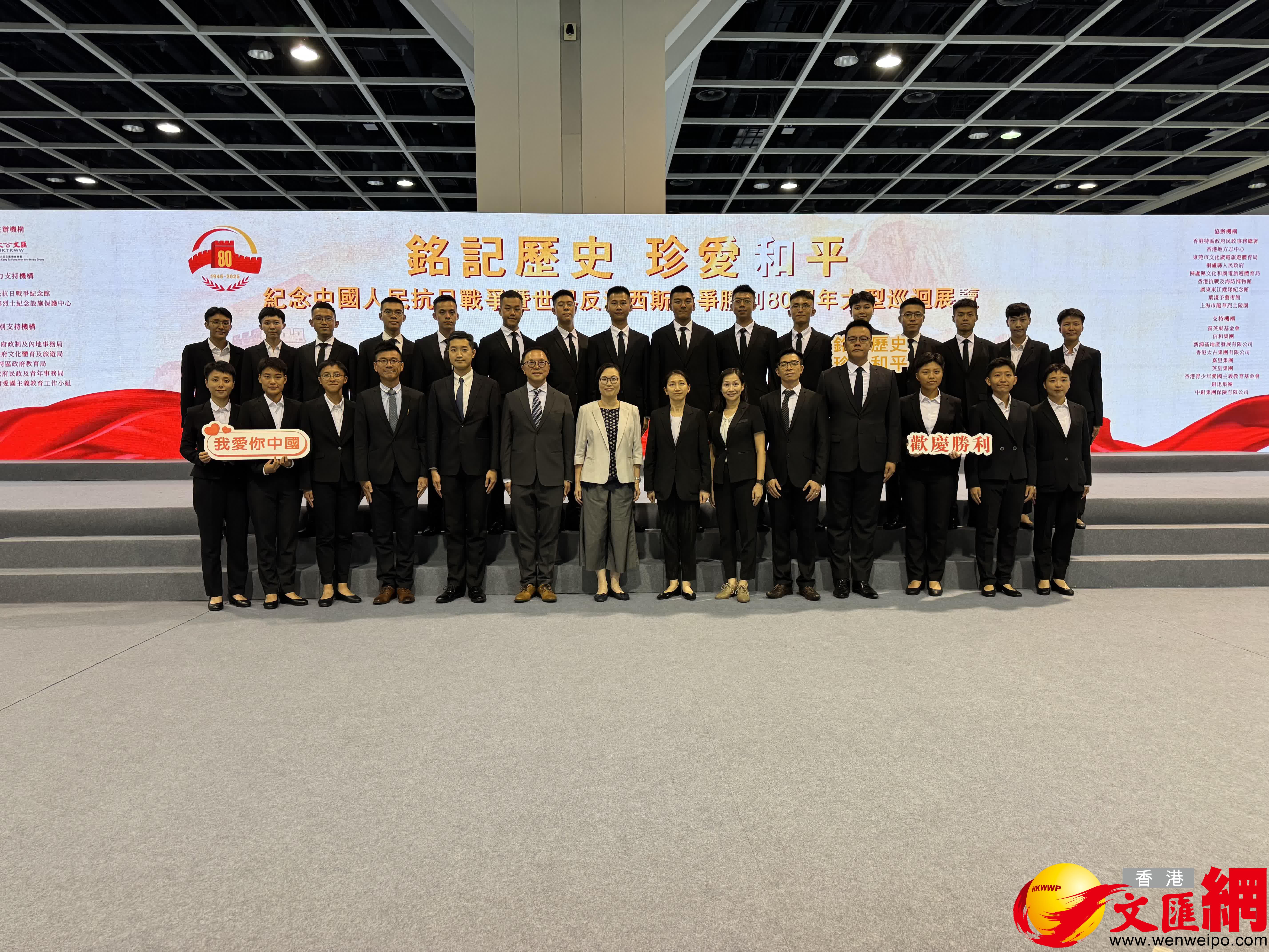 海關助理關長(行政及人力資源發展)黃蕙荃女士、訓練及發展科高級參事（兼香港海關學院院長）劉嘉欣女士帶領一眾海關學院學員參觀展覽。（香港文匯報記者攝）