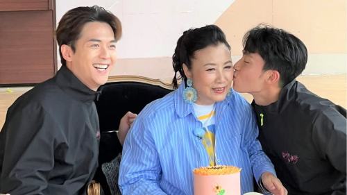 汪明荃工作中過生日 周嘉洛阮浩棕突襲錄影廠賀壽