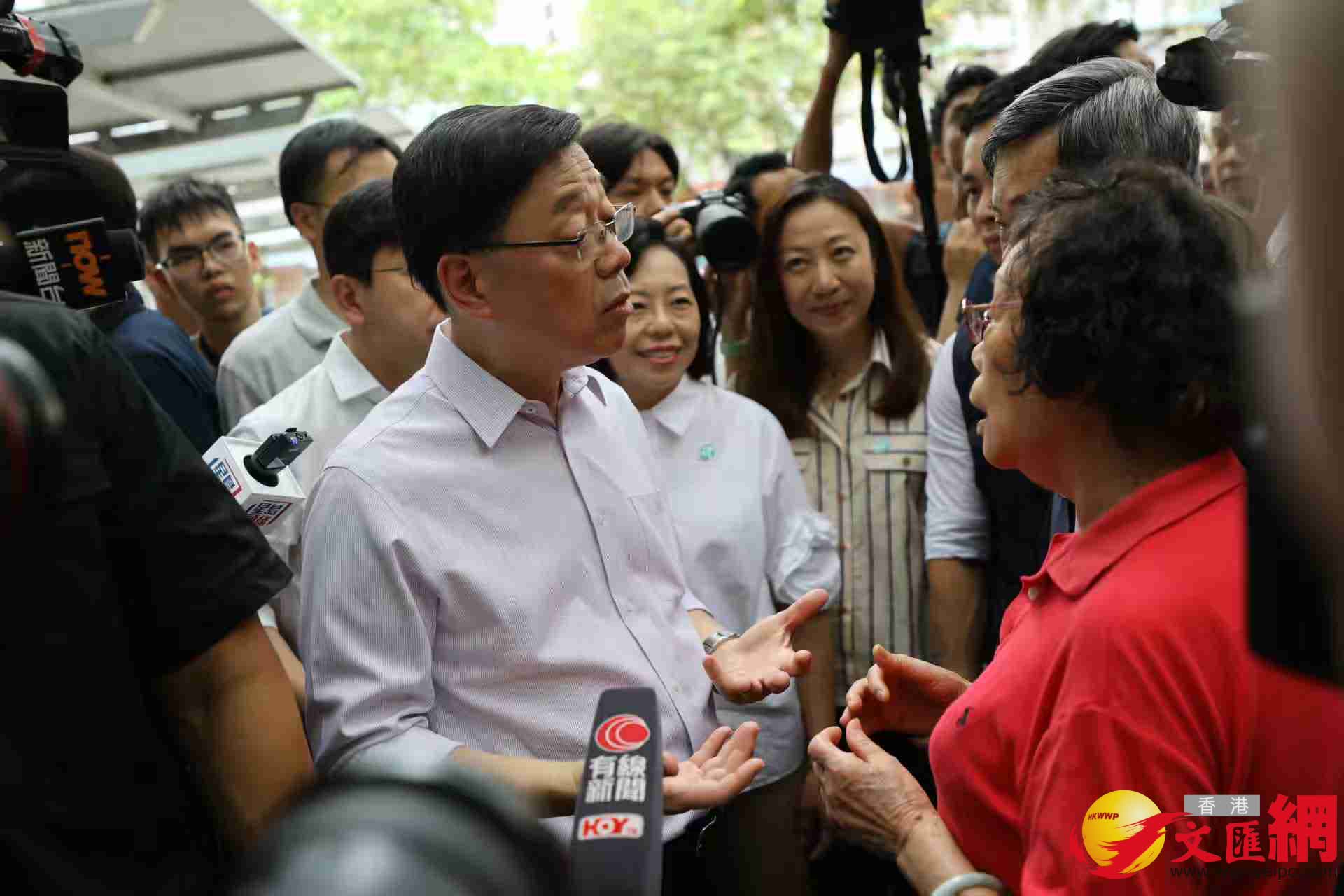 李家超落區與市民交流。（香港文匯報記者 萬霜靈攝）