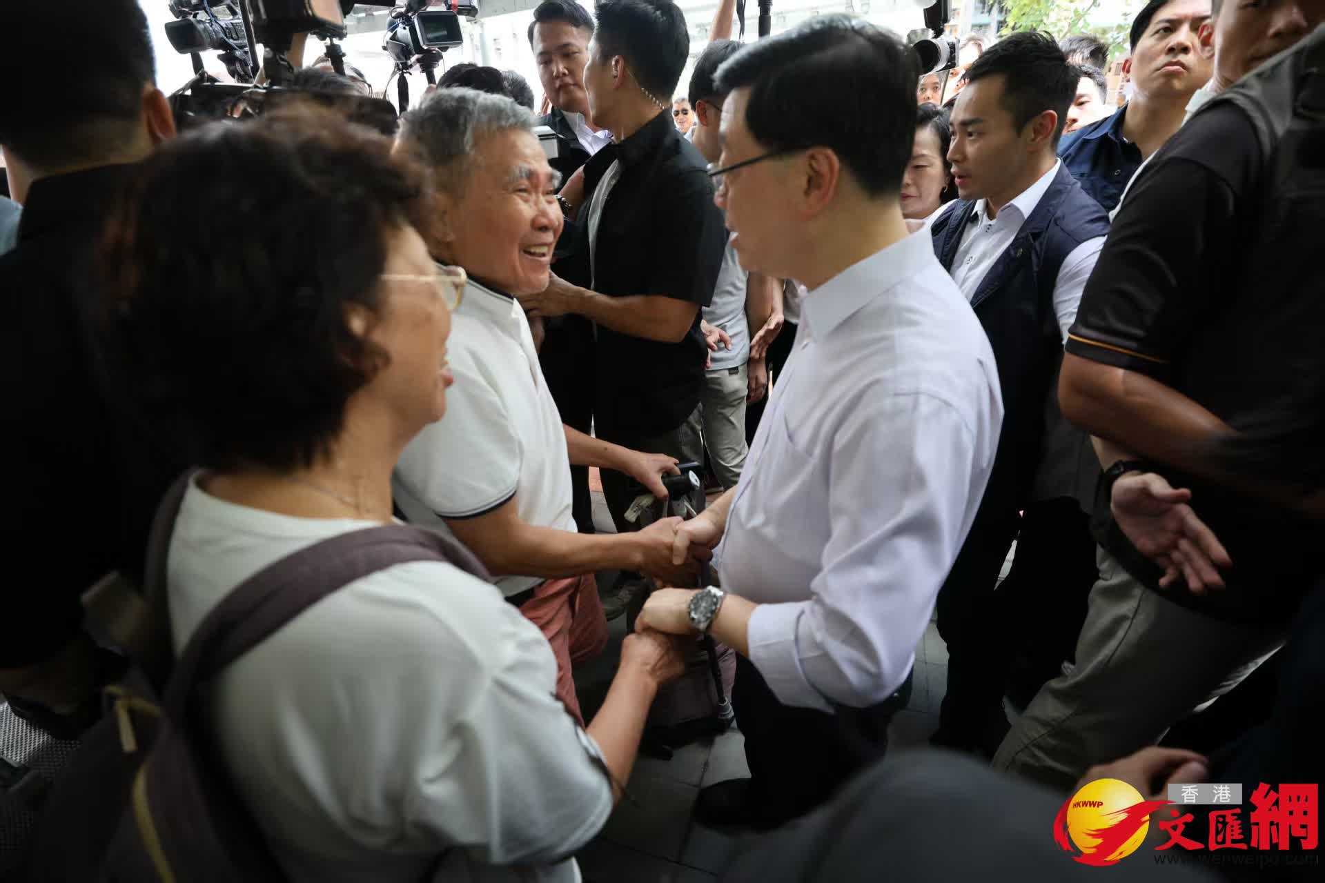 李家超落區與市民交流。（香港文匯報記者 萬霜靈攝）
