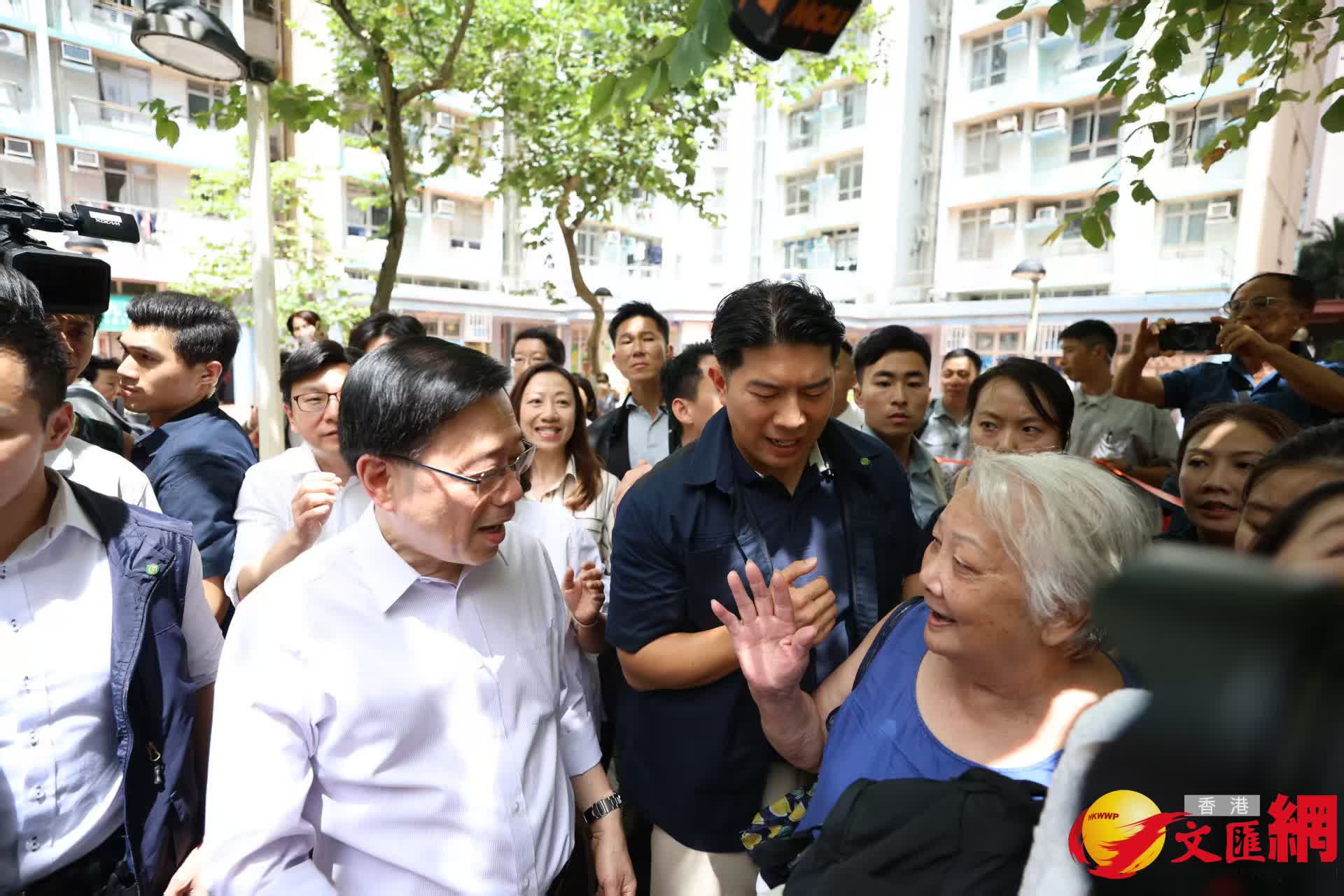 李家超落區與市民交流。（香港文匯報記者 萬霜靈攝）