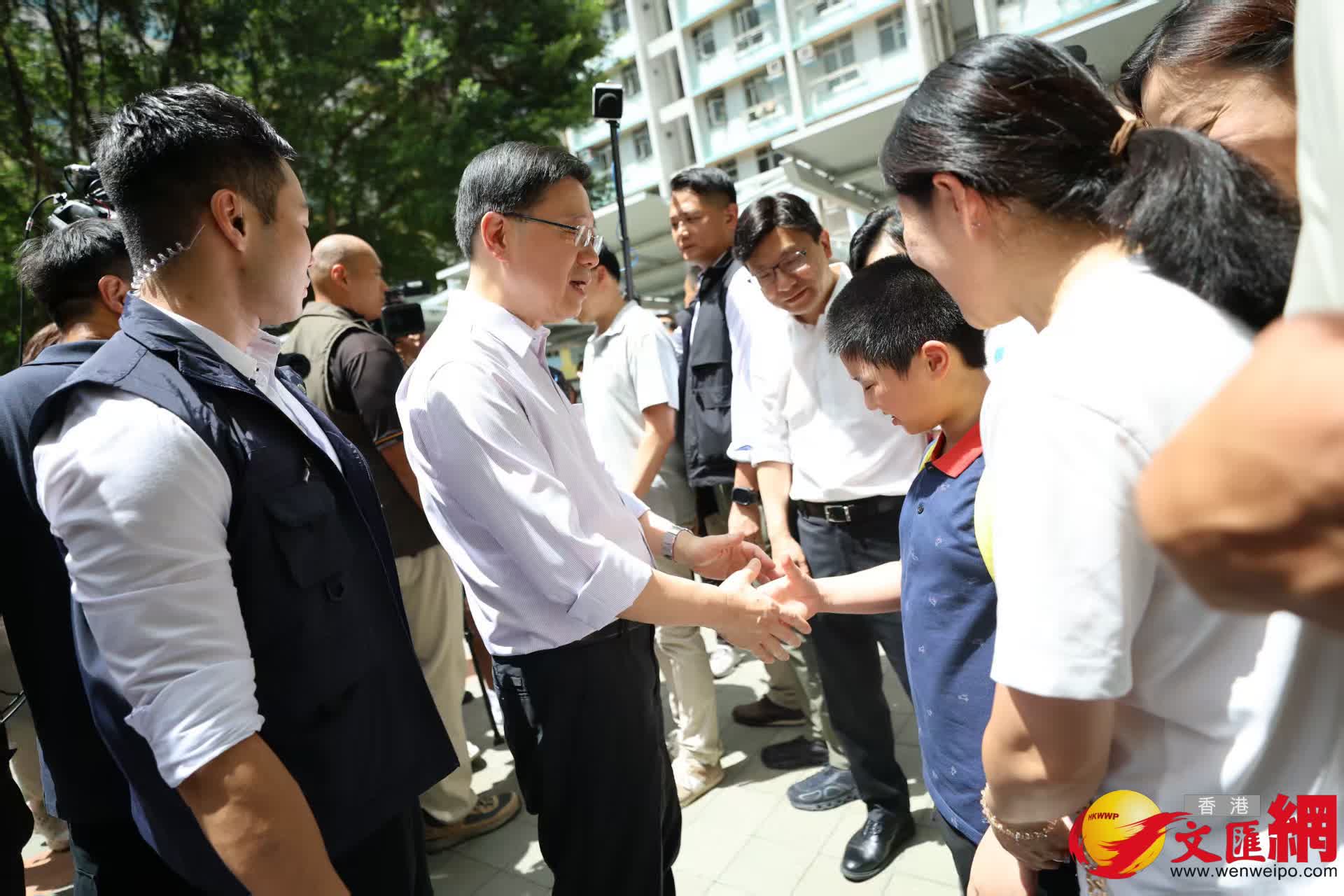 李家超落區與市民交流。（香港文匯報記者 萬霜靈攝）