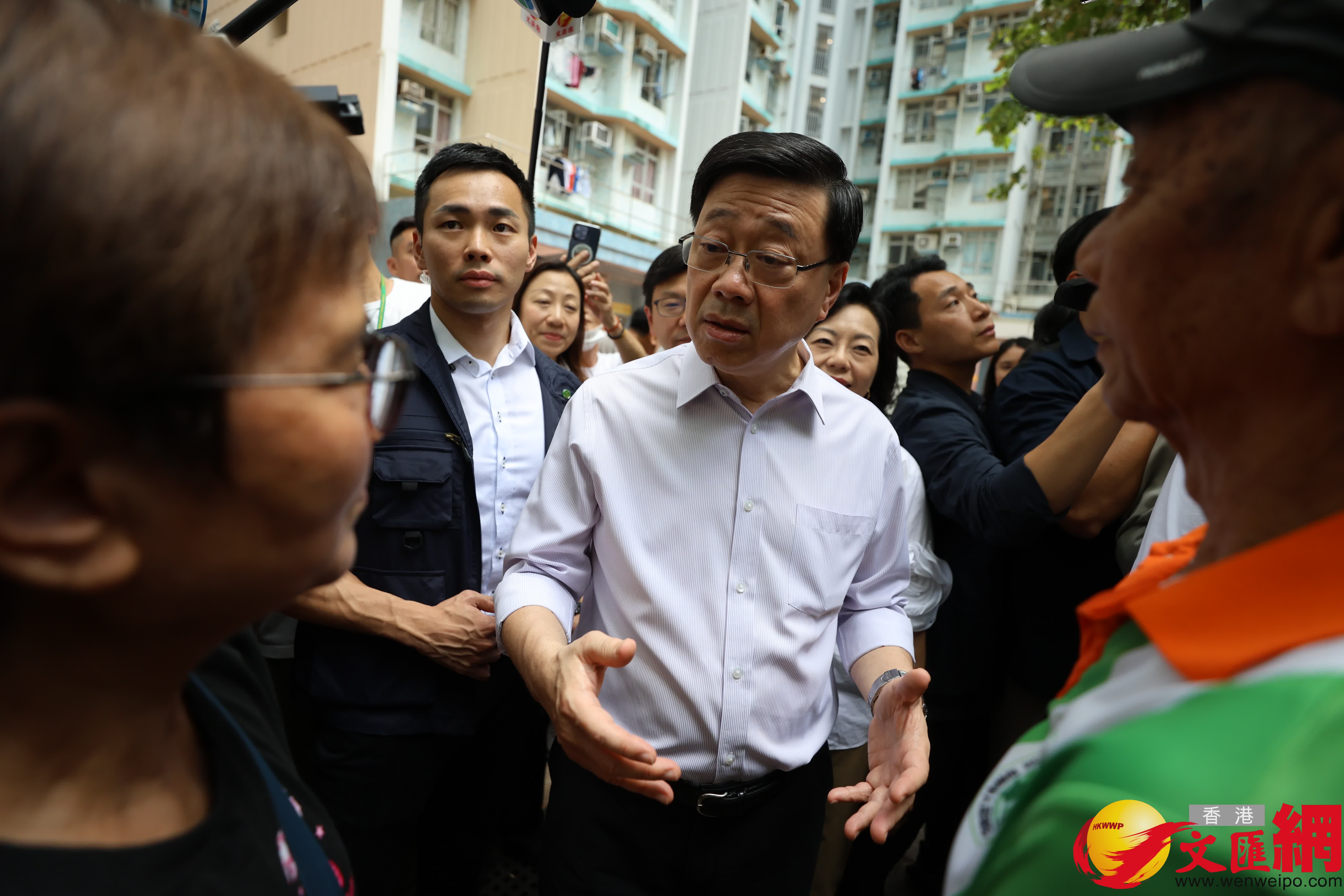 李家超落區與市民交流。（香港文匯報記者 萬霜靈攝）