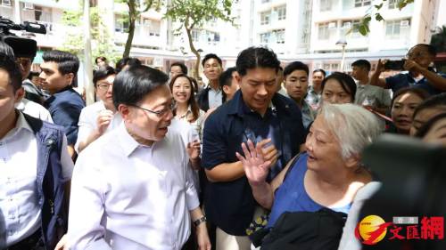 李家超落區與市民交流