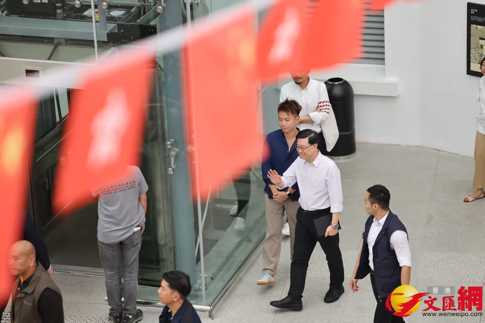 行政長官李家超今日（30日）中午到香港抗戰及海防博物館參觀。（香港文匯報萬霜靈攝）