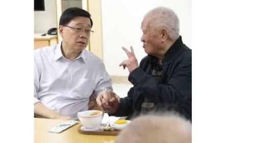 （有片）李家超落區遇逾百歲麻雀高手：「我和你可能是對手」