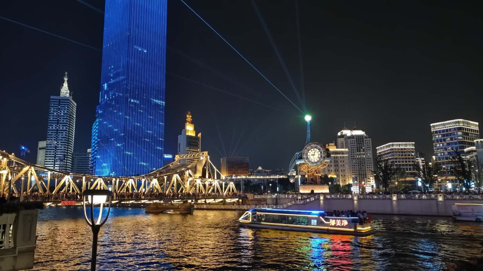 海河燈光秀點亮津城　萬人空巷共赴「上合之夜」