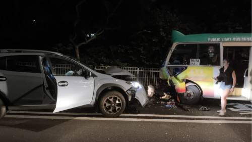 (有片) 西貢公路小巴與私家車相撞 5人受傷包括一孕婦