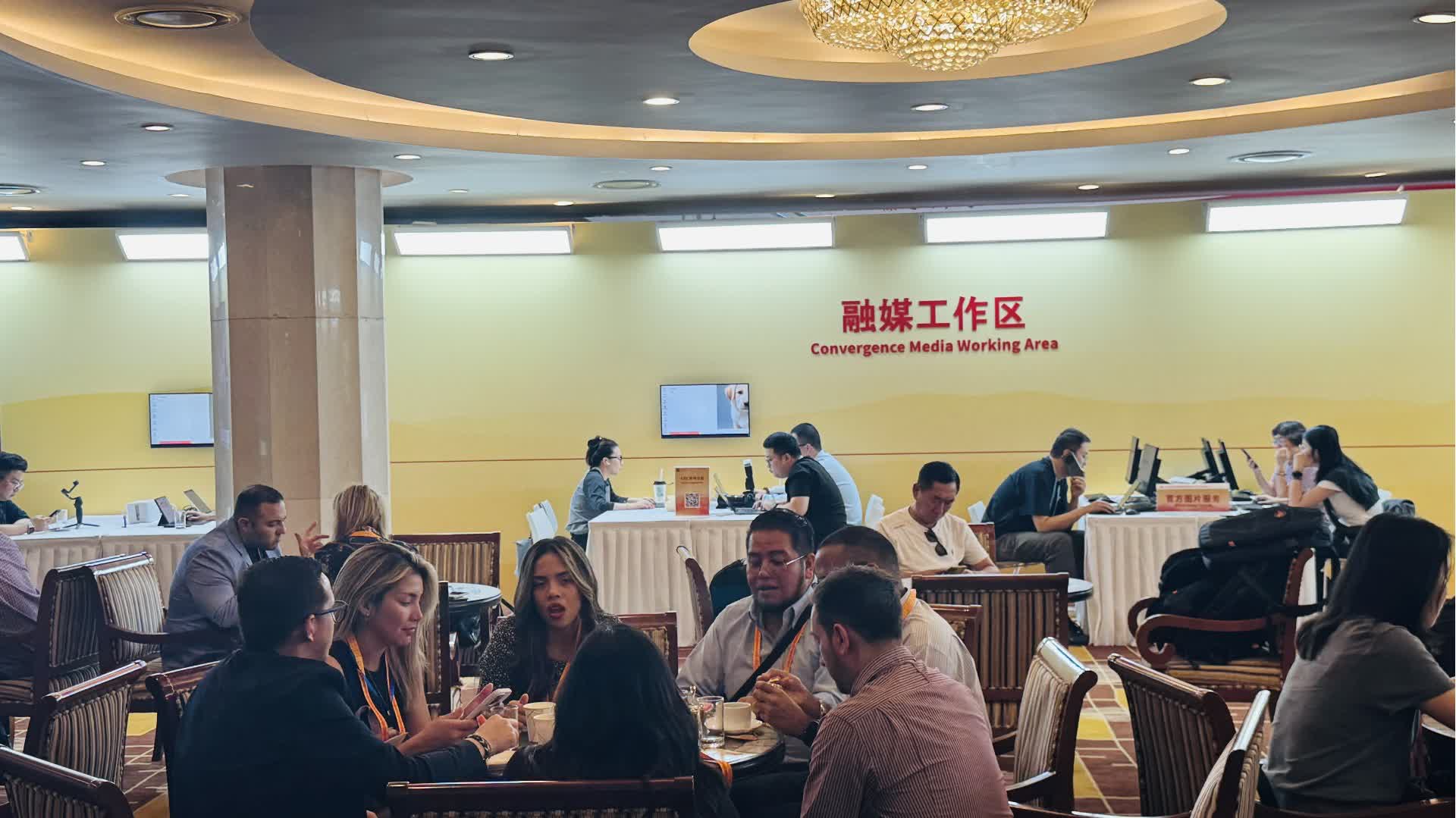 外國記者陸續報到 在新聞中心談笑風生 - 神州 - 香港文匯網