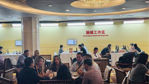 外國記者陸續報到　在新聞中心談笑風生