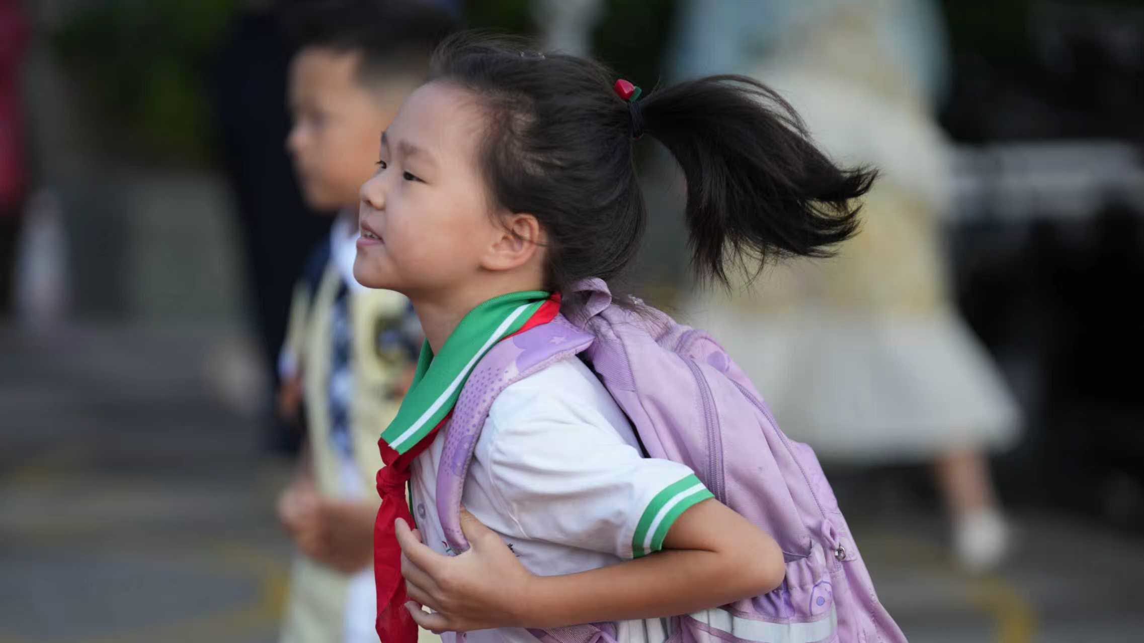 貴陽市實驗小學未來方舟分校的學生跑進校園。（新華社）