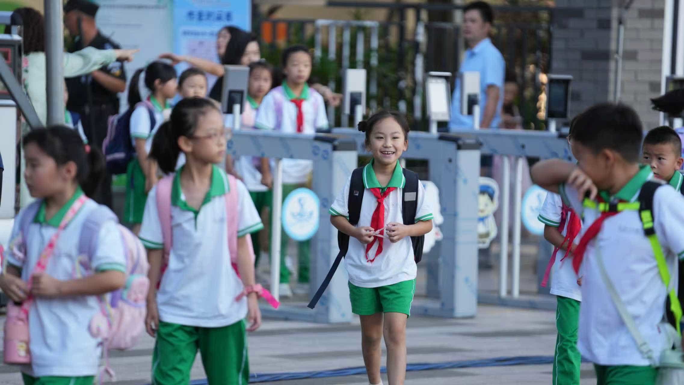 貴陽市實驗小學未來方舟分校的學生笑着走進校園。（新華社）