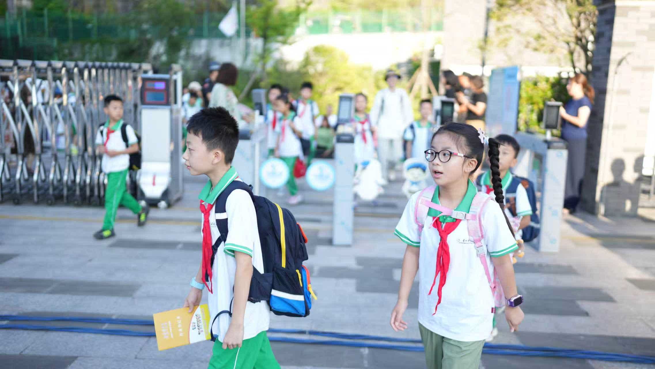 貴陽市實驗小學未來方舟分校的學生走進校園。（新華社）