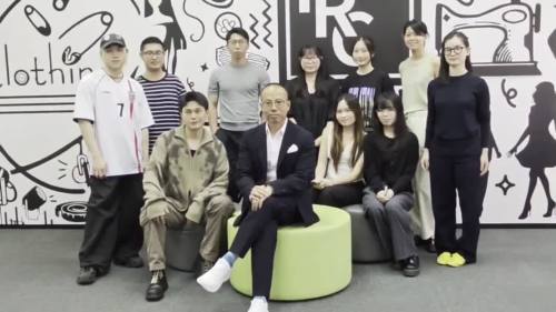 （有片）青年設(shè)計(jì)師為設(shè)計(jì)理想蓄力 用作品推動毛織行業(yè)傳承創(chuàng)新