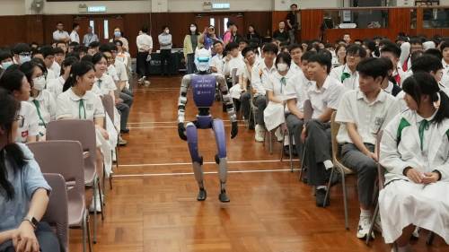 機器狗、無人車進校園！香港開學第一課AI炫技　學生驚呼連連