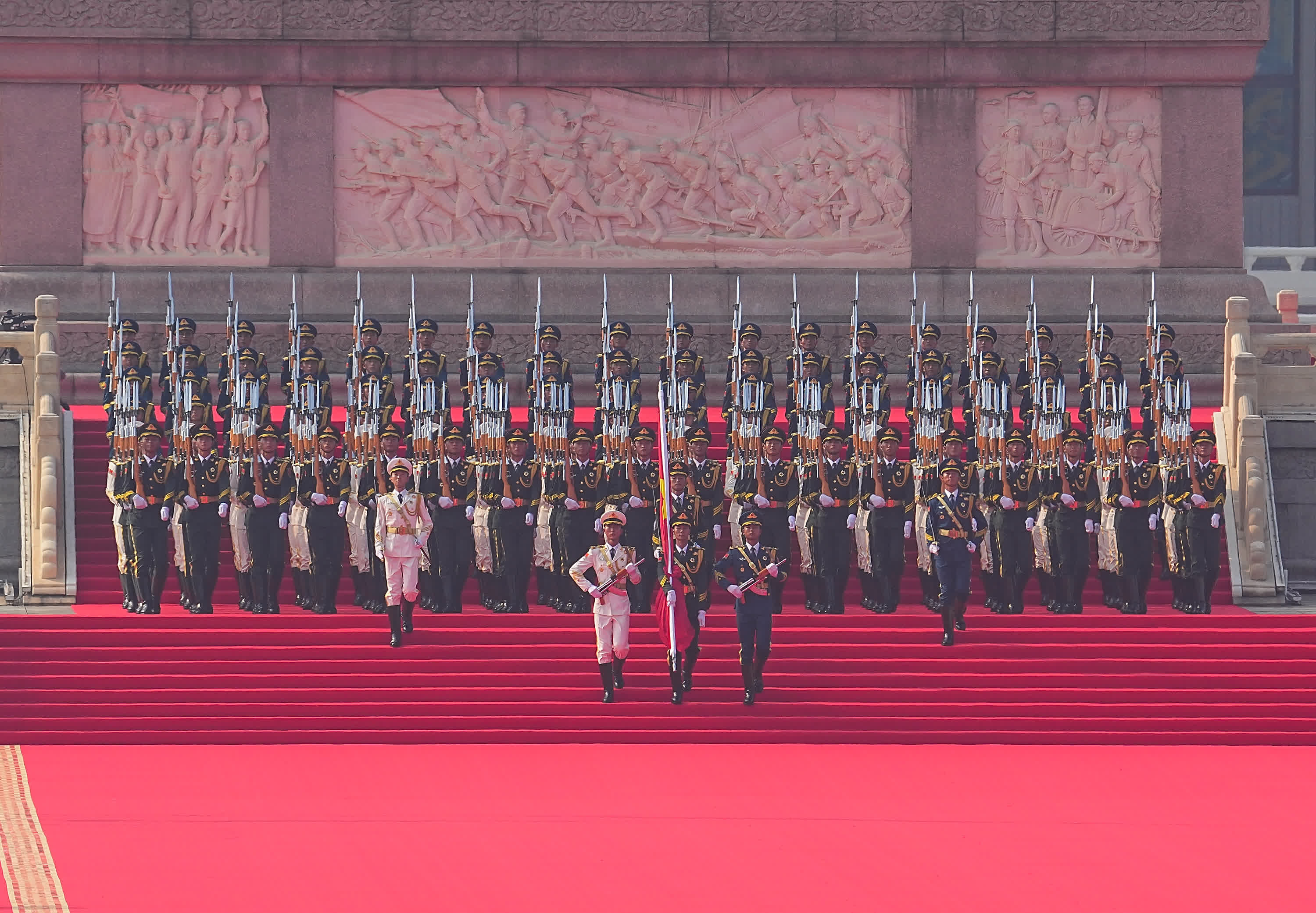 這是國旗護衛隊官兵護衛着五星紅旗,從人民英雄紀念碑行進至廣場北側升旗區。 新華社
這是國旗護衛隊官兵護衛着五星紅旗,從人民英雄紀念碑行進至廣場北側升旗區。 新華社