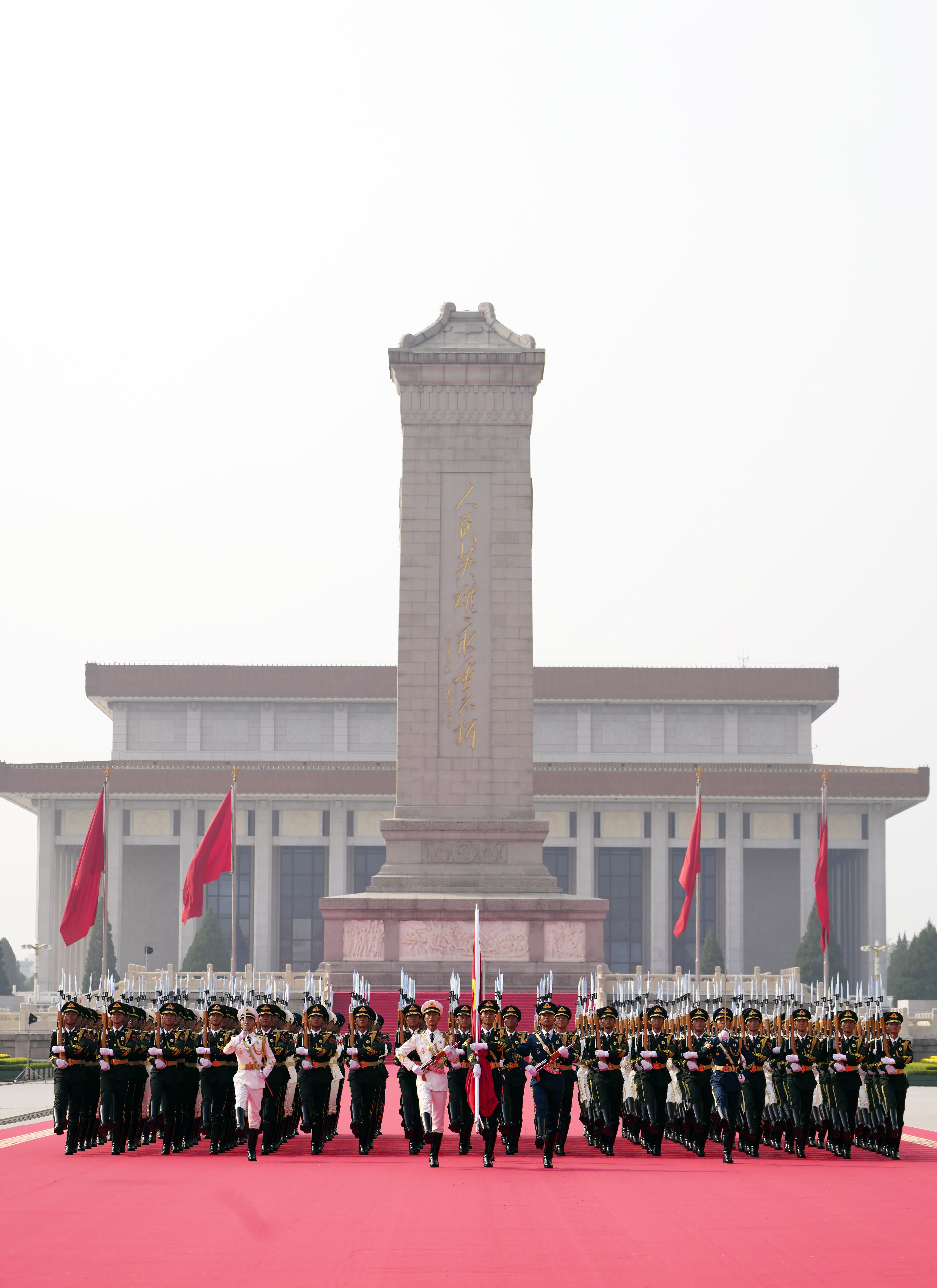 這是國旗護衛隊從人民英雄紀念碑基座出發,走向旗杆基座。新華社
這是國旗護衛隊從人民英雄紀念碑基座出發,走向旗杆基座。新華社