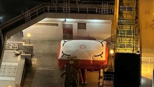 鯉魚門邨男子危坐窗邊與警對峙 消防開氣墊戒備