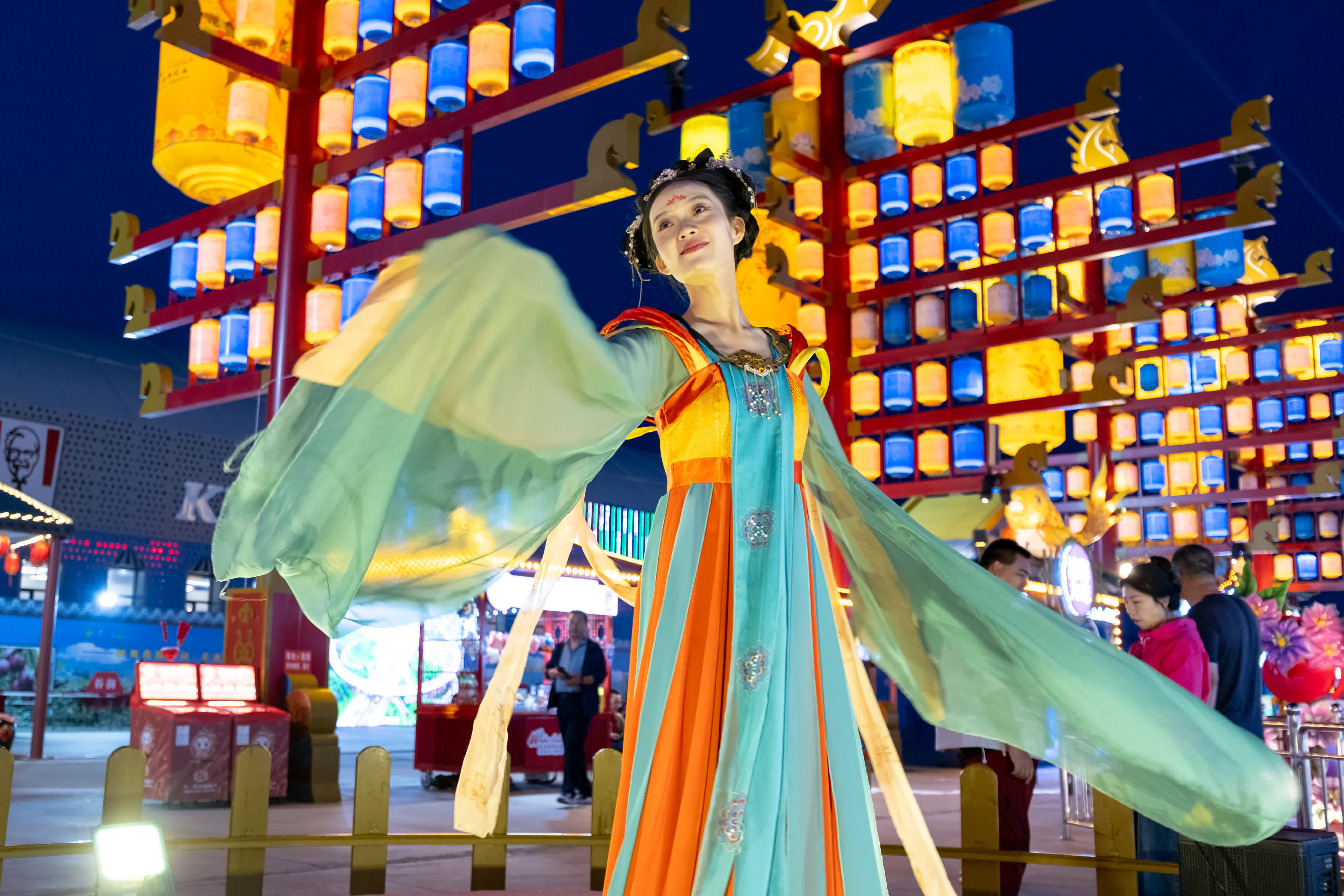 9月4日，在內蒙古烏蘭察布市「烏蘭察布之夜」特色街區，演員在表演舞蹈。（新華社）