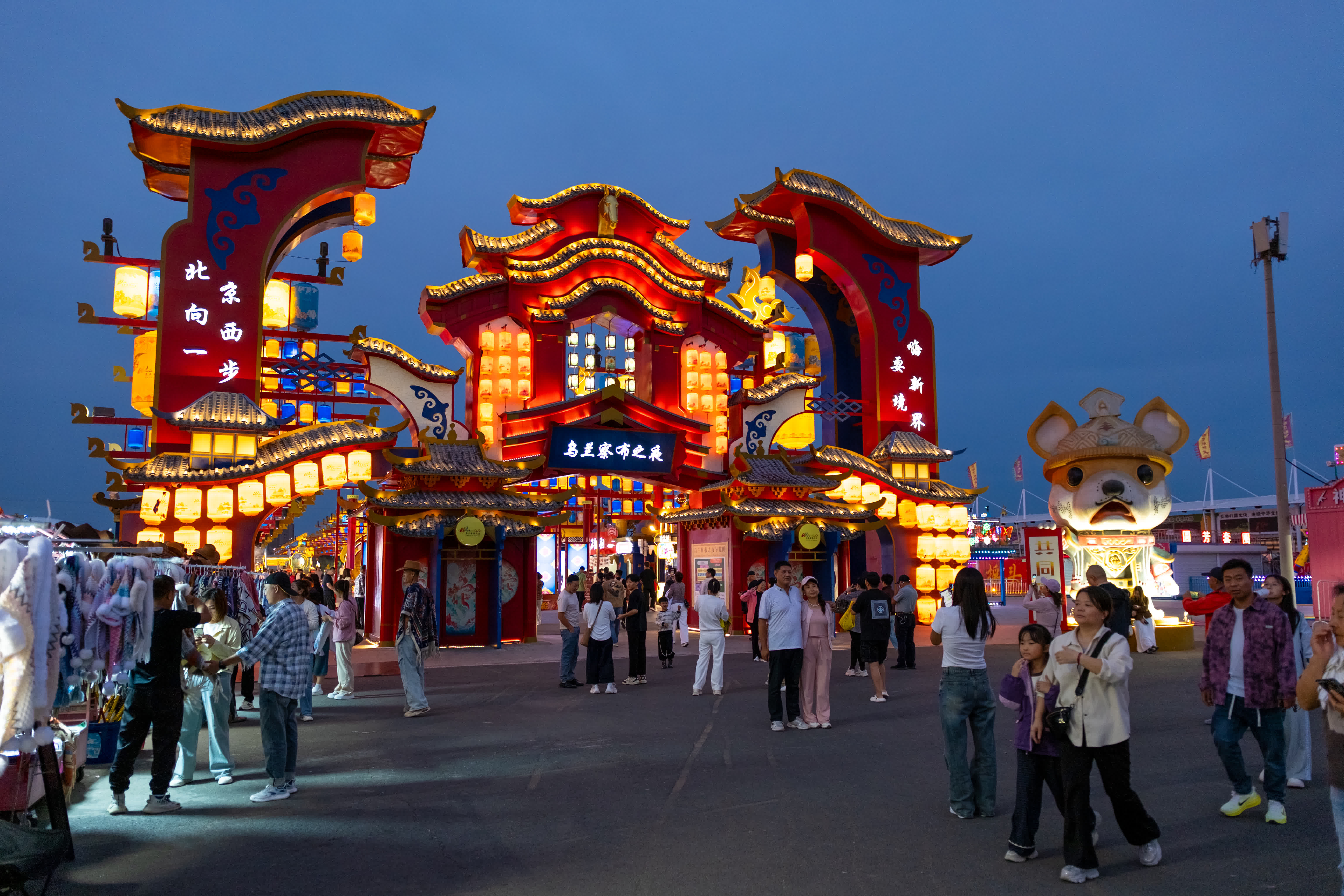 這是9月4日拍攝的內蒙古烏蘭察布市的「烏蘭察布之夜」特色街區。（新華社）