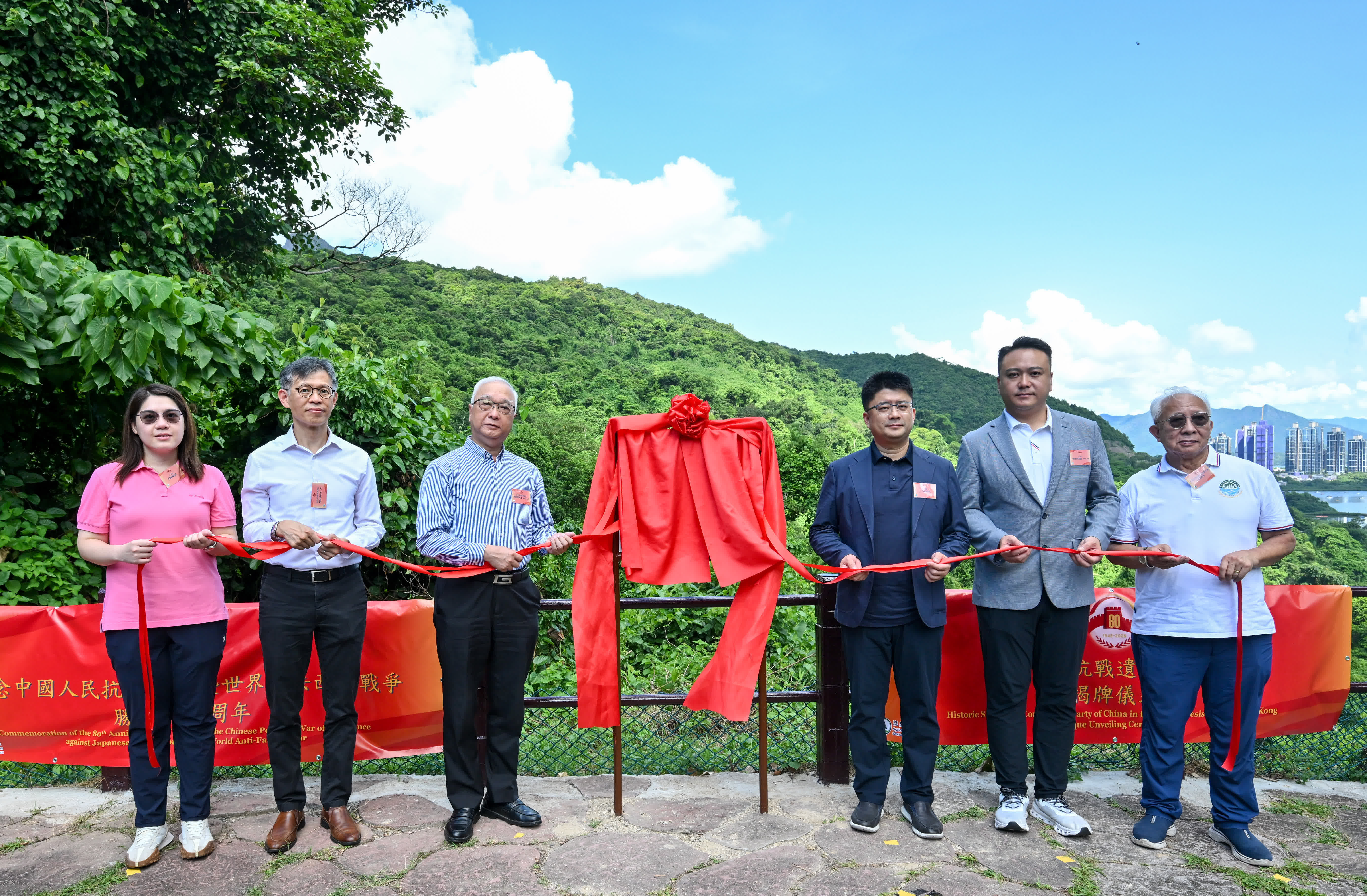 圖示（左起）立法會議員林素蔚、漁護署署長黎堅明、環境及生態局局長謝展寰、中央人民政府駐香港特別行政區聯絡辦公室新界工作部副部長王卉、立法會議員李世榮及西貢北約鄉事委員會第一副主席林啤為紀念牌匾揭牌。（政府新聞處）